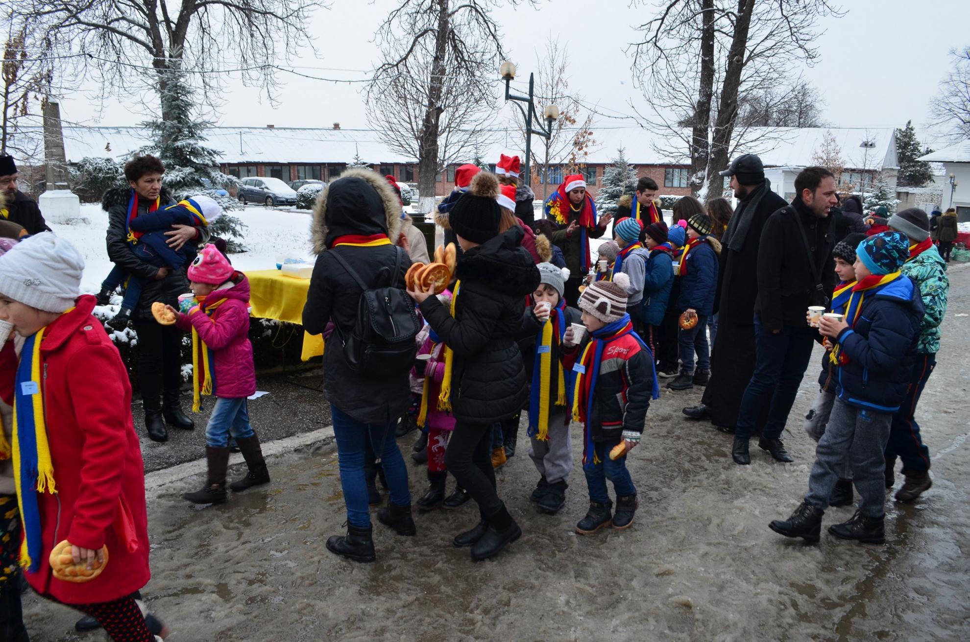 Peste 1400 de copii au primit daruri din partea Episcopiei Hușilor