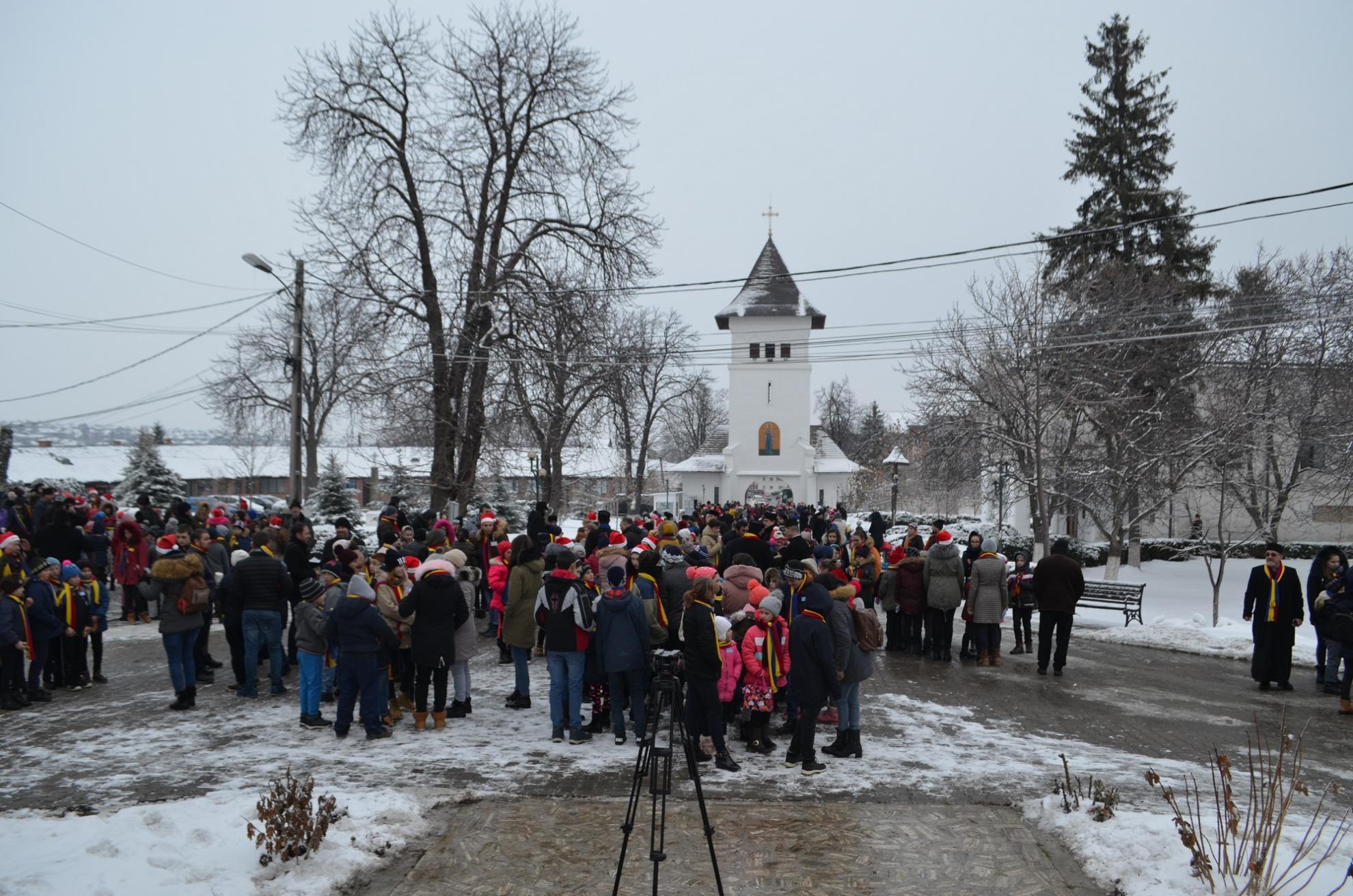 Peste 1400 de copii au primit daruri din partea Episcopiei Hușilor