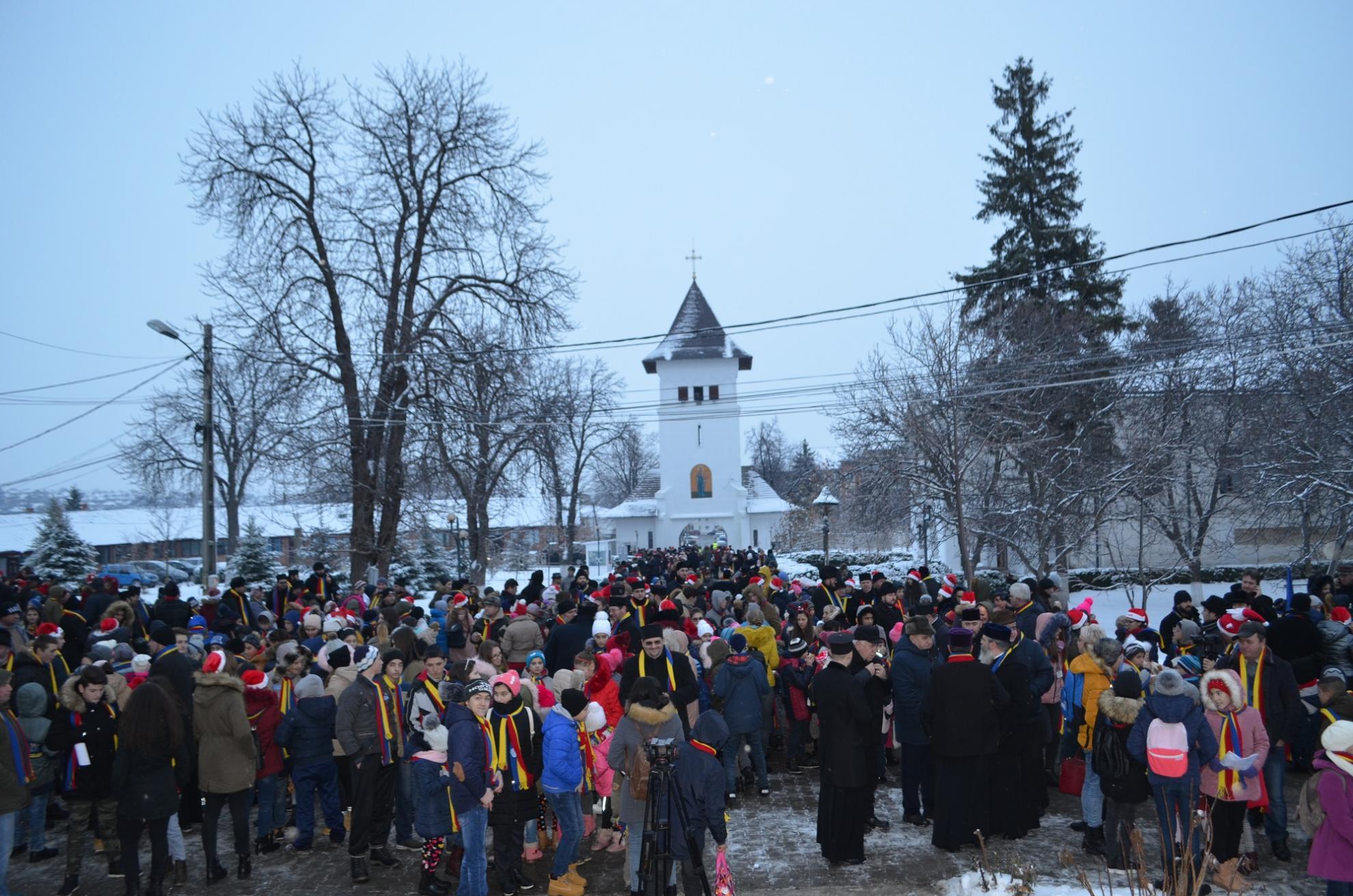 Peste 1400 de copii au primit daruri din partea Episcopiei Hușilor