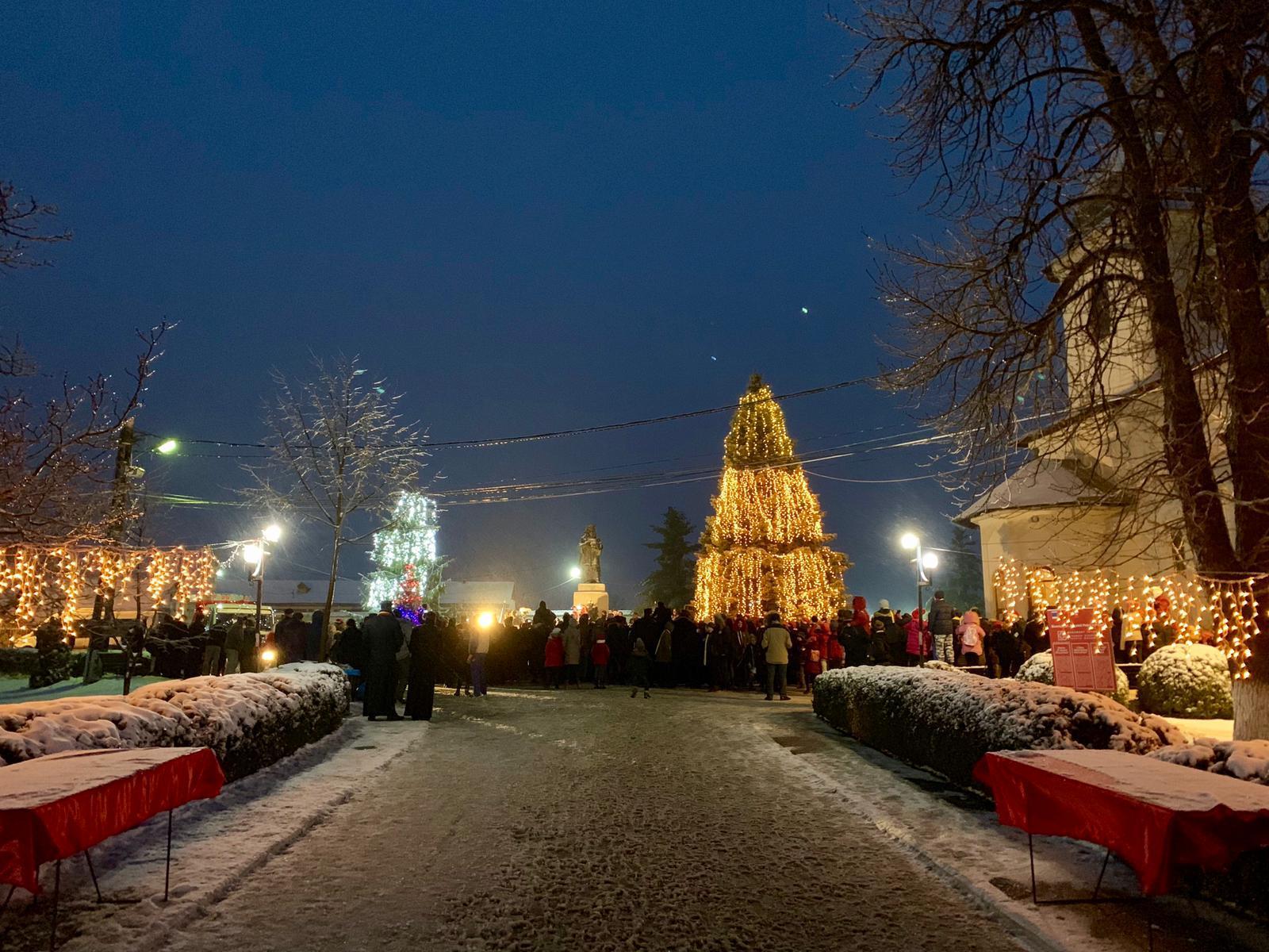 Peste 1400 de copii au primit daruri din partea Episcopiei Hușilor