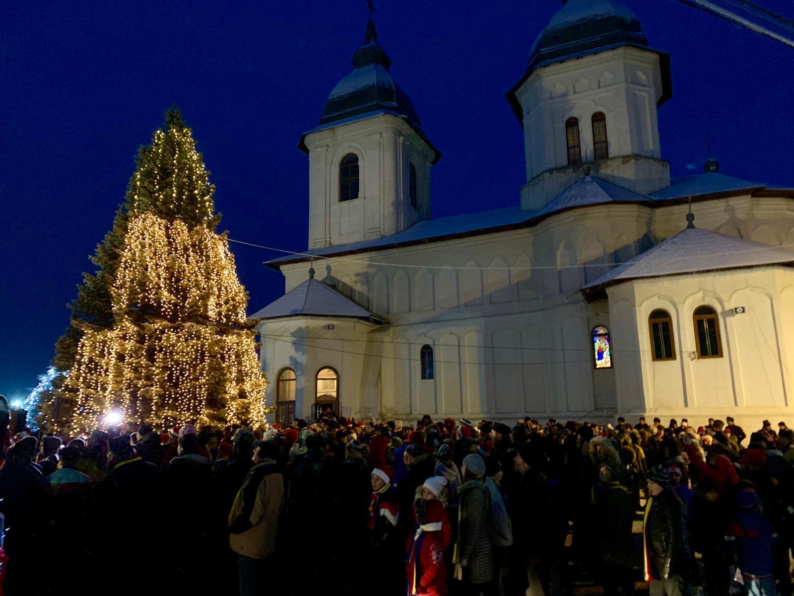 Peste 1400 de copii au primit daruri din partea Episcopiei Hușilor