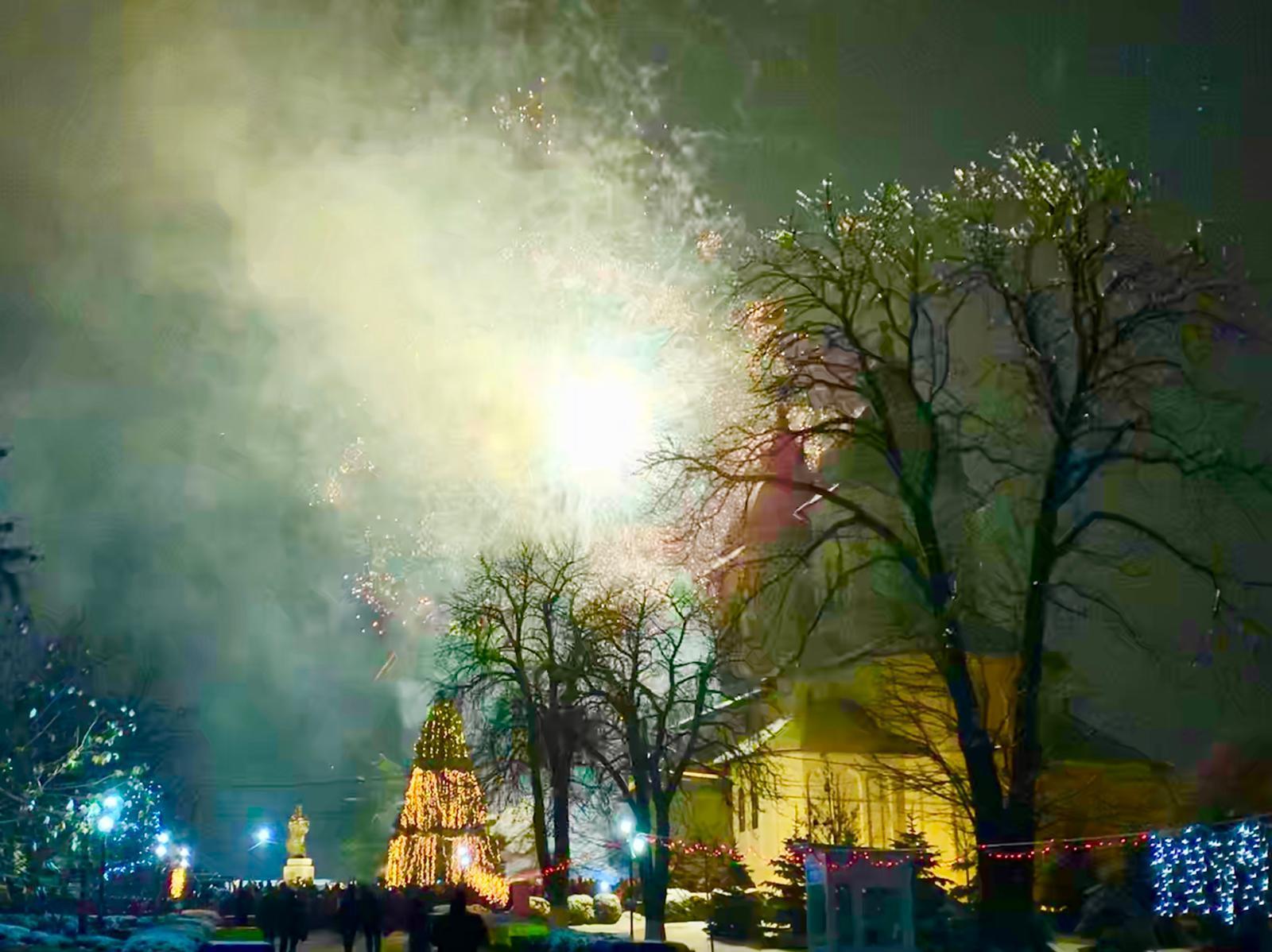 Peste 1400 de copii au primit daruri din partea Episcopiei Hușilor