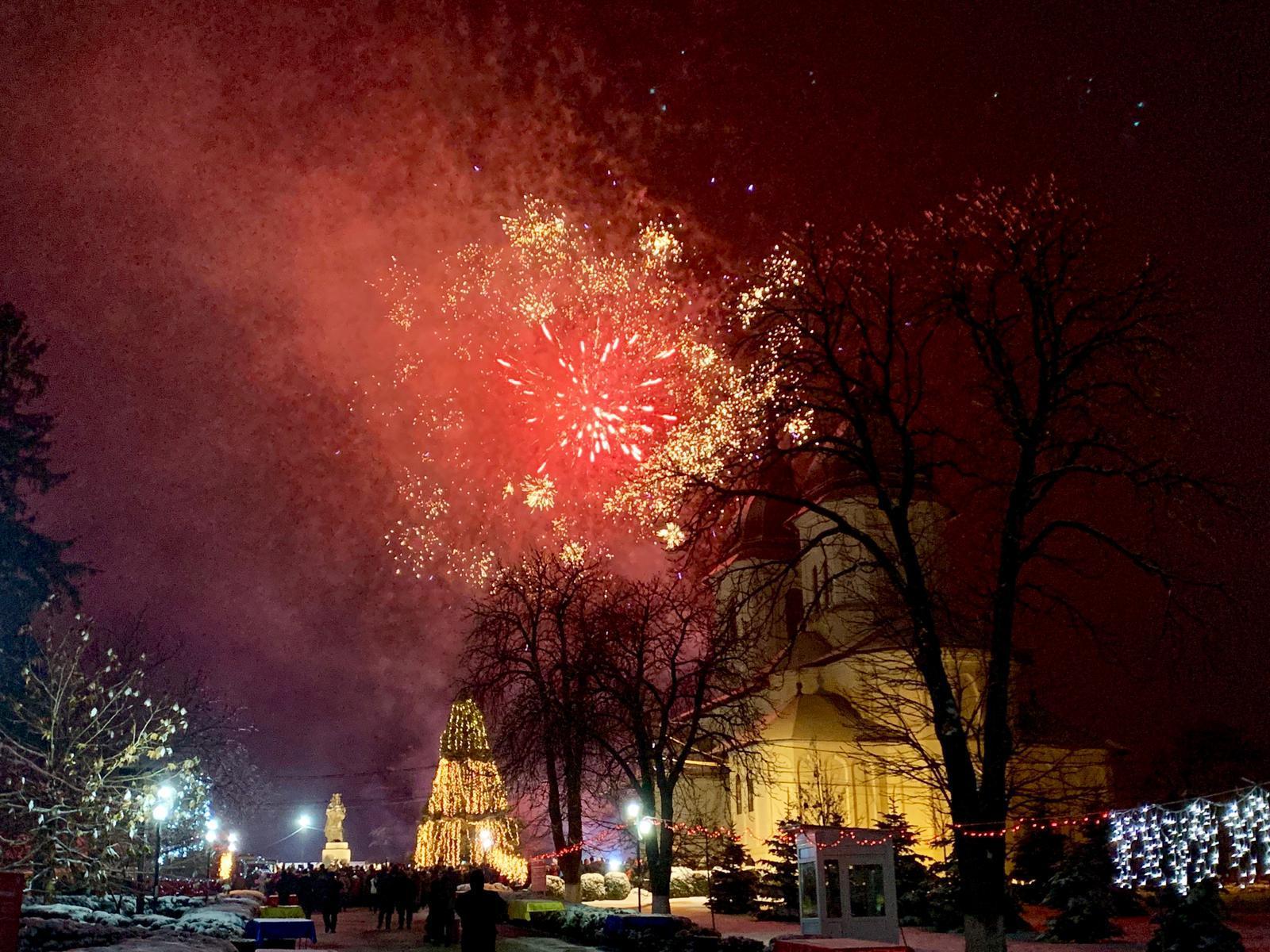 Peste 1400 de copii au primit daruri din partea Episcopiei Hușilor