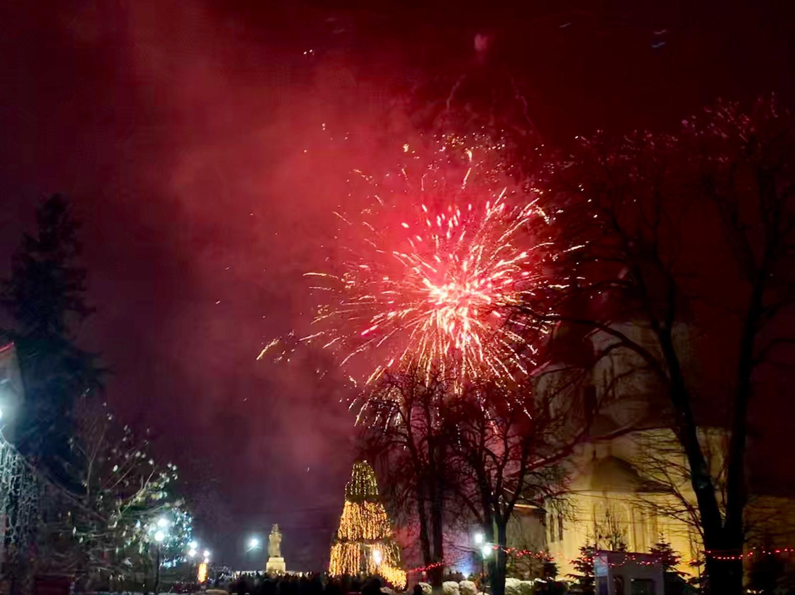 Peste 1400 de copii au primit daruri din partea Episcopiei Hușilor