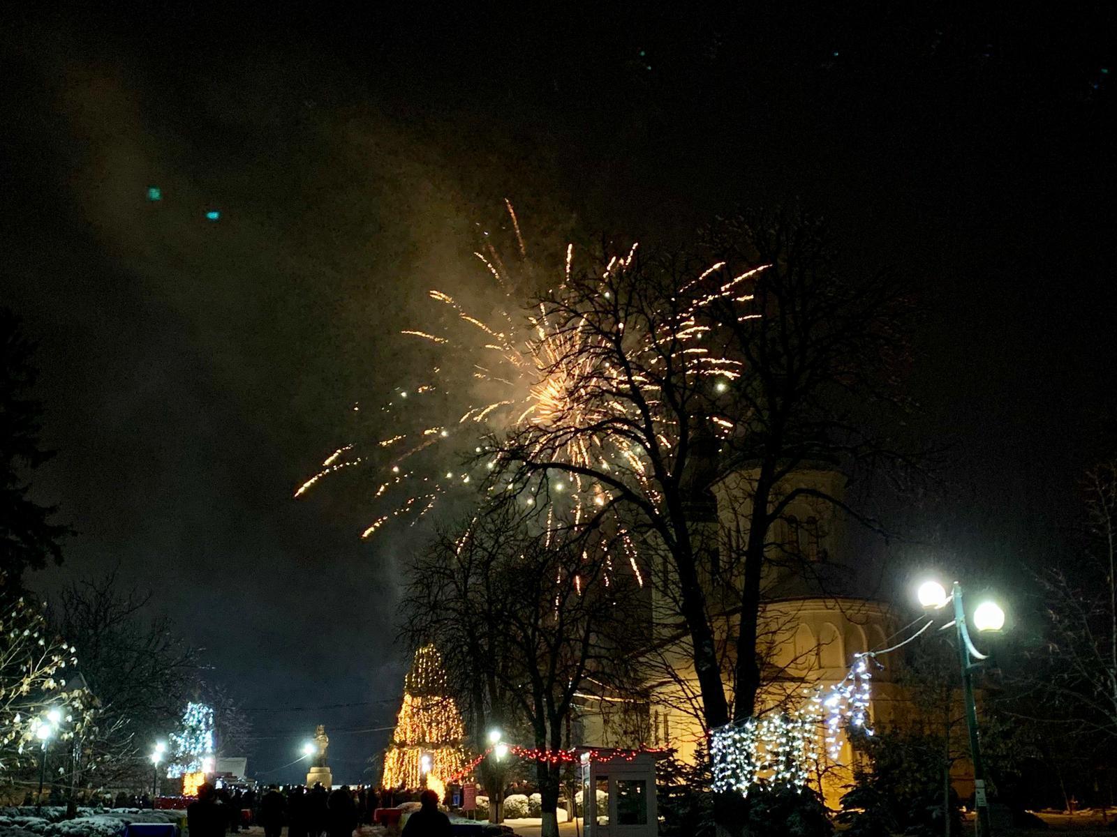 Peste 1400 de copii au primit daruri din partea Episcopiei Hușilor