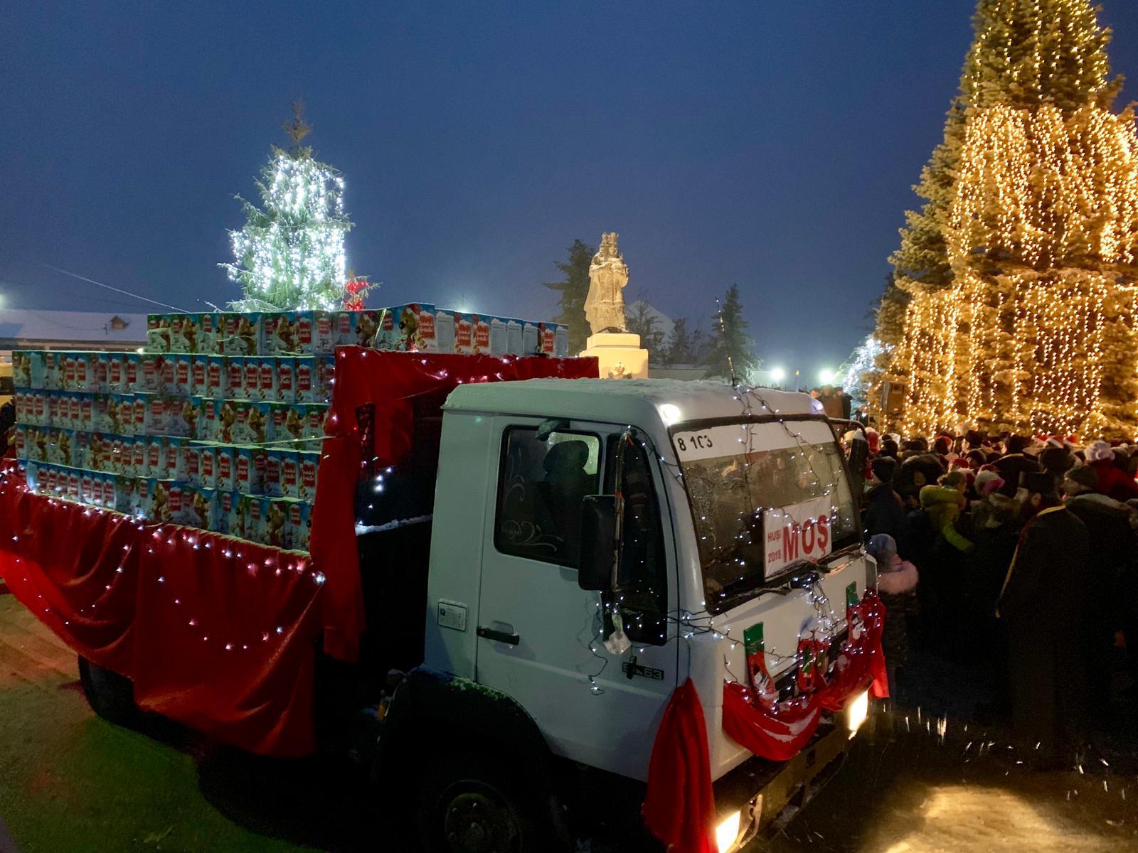 Peste 1400 de copii au primit daruri din partea Episcopiei Hușilor