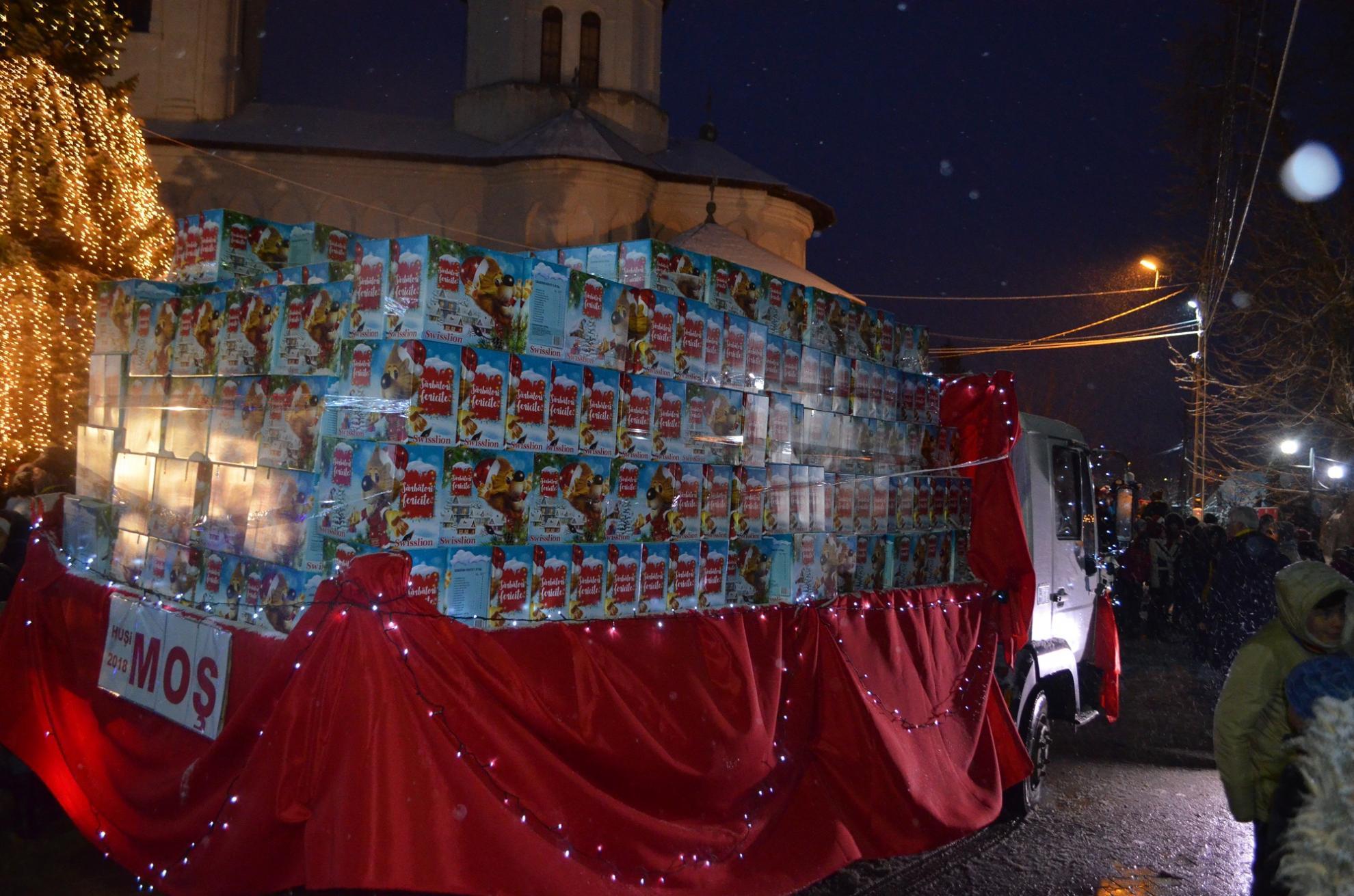 Peste 1400 de copii au primit daruri din partea Episcopiei Hușilor