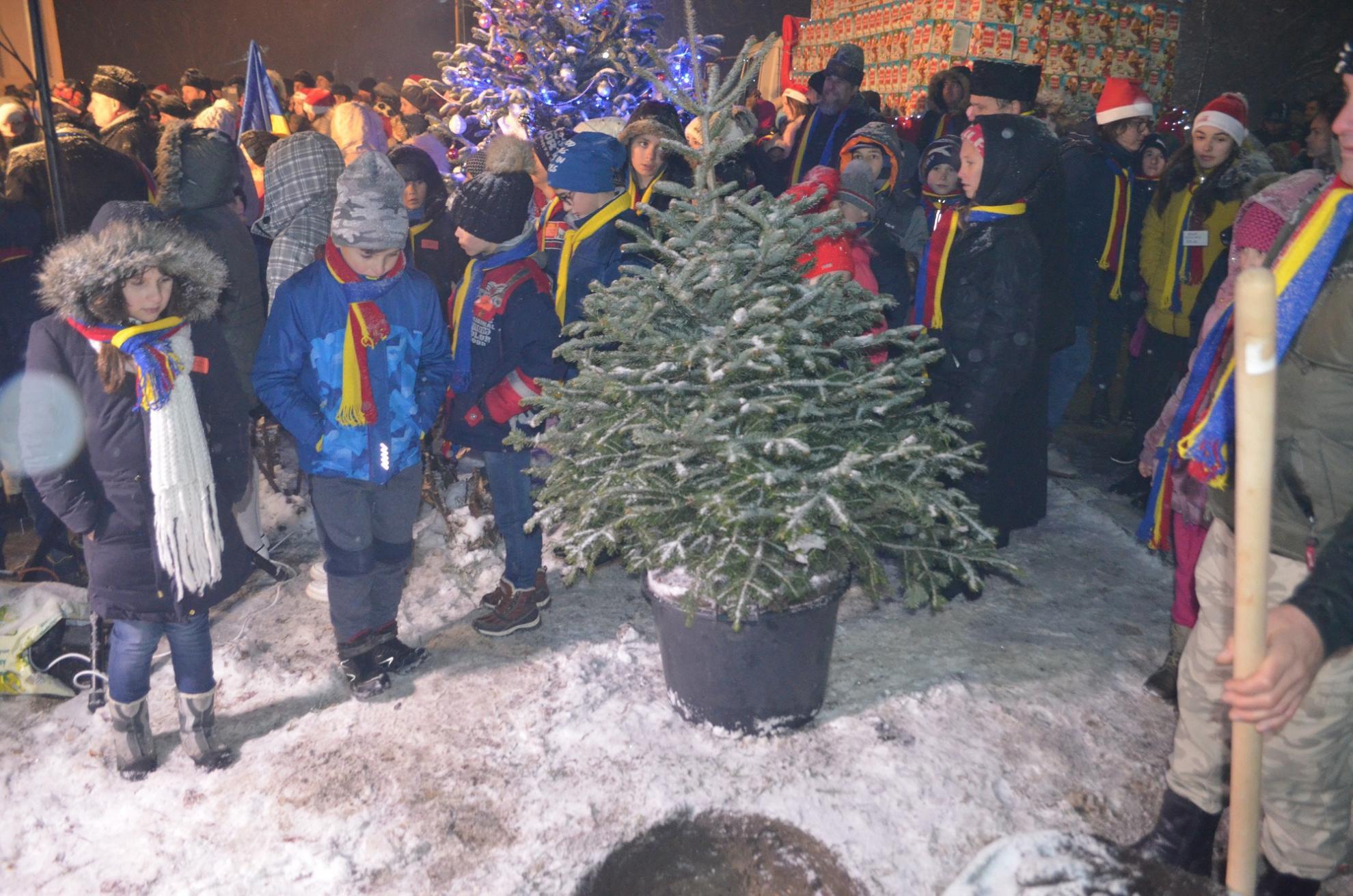 Peste 1400 de copii au primit daruri din partea Episcopiei Hușilor