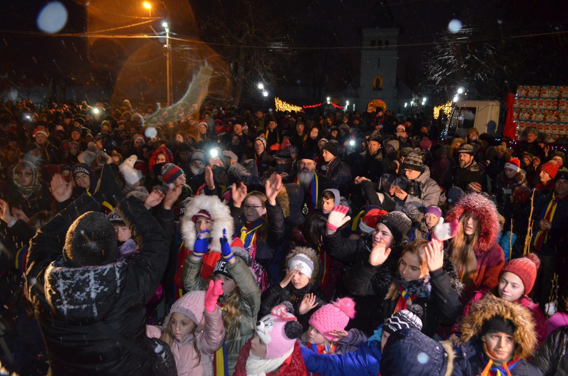 Peste 1400 de copii au primit daruri din partea Episcopiei Hușilor