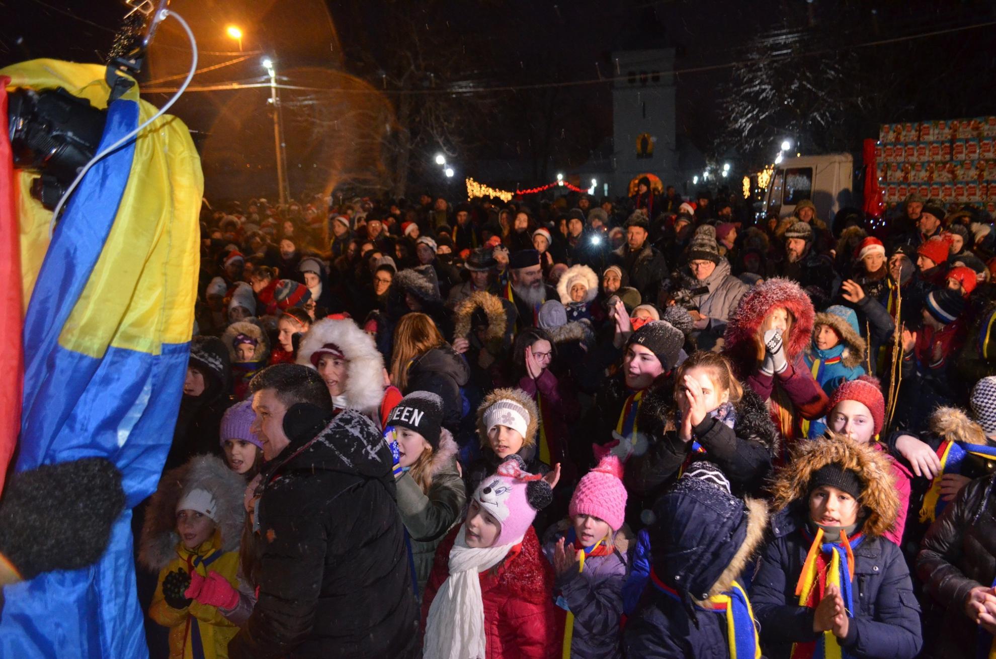 Peste 1400 de copii au primit daruri din partea Episcopiei Hușilor