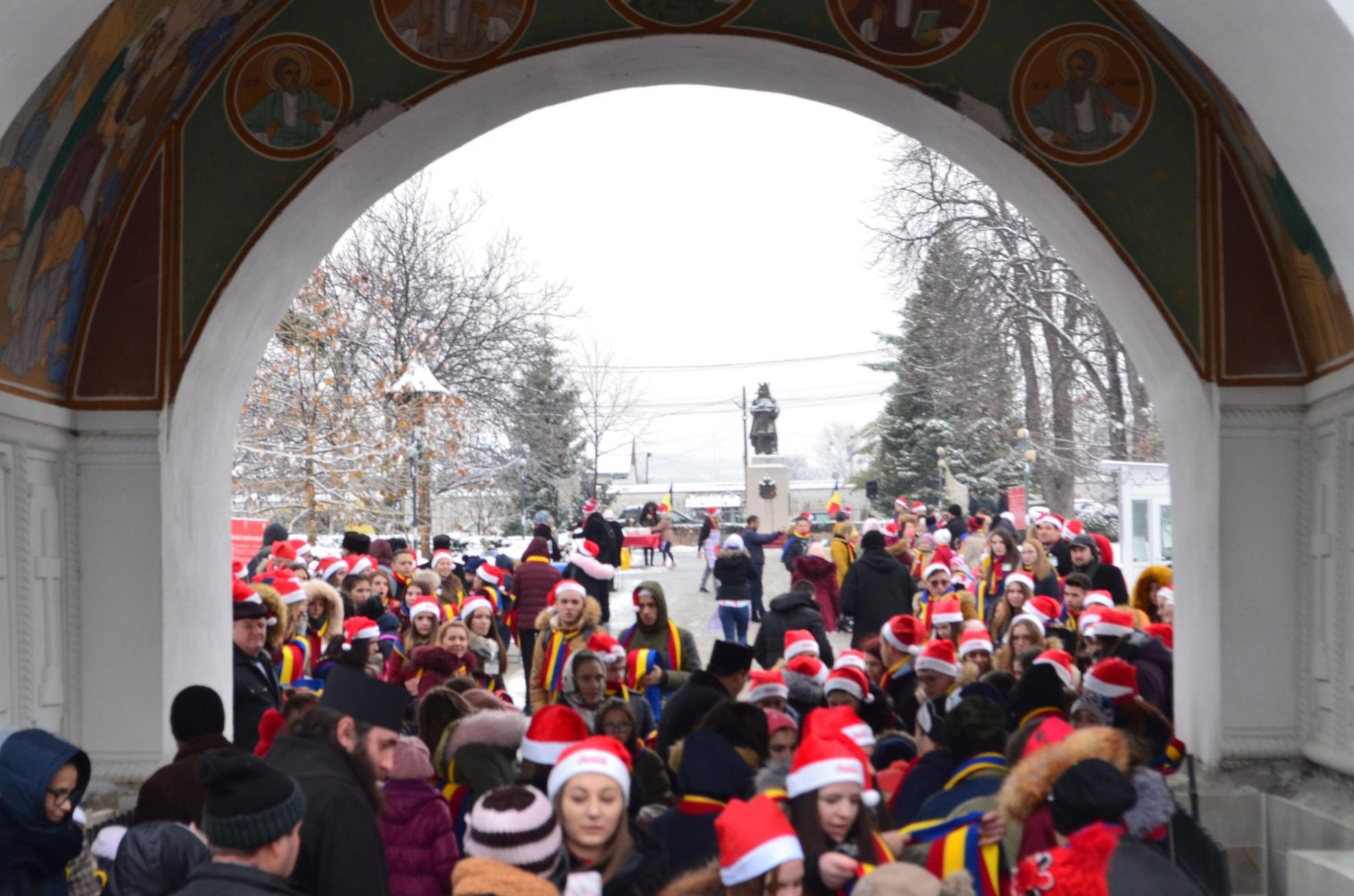 Peste 1400 de copii au primit daruri din partea Episcopiei Hușilor