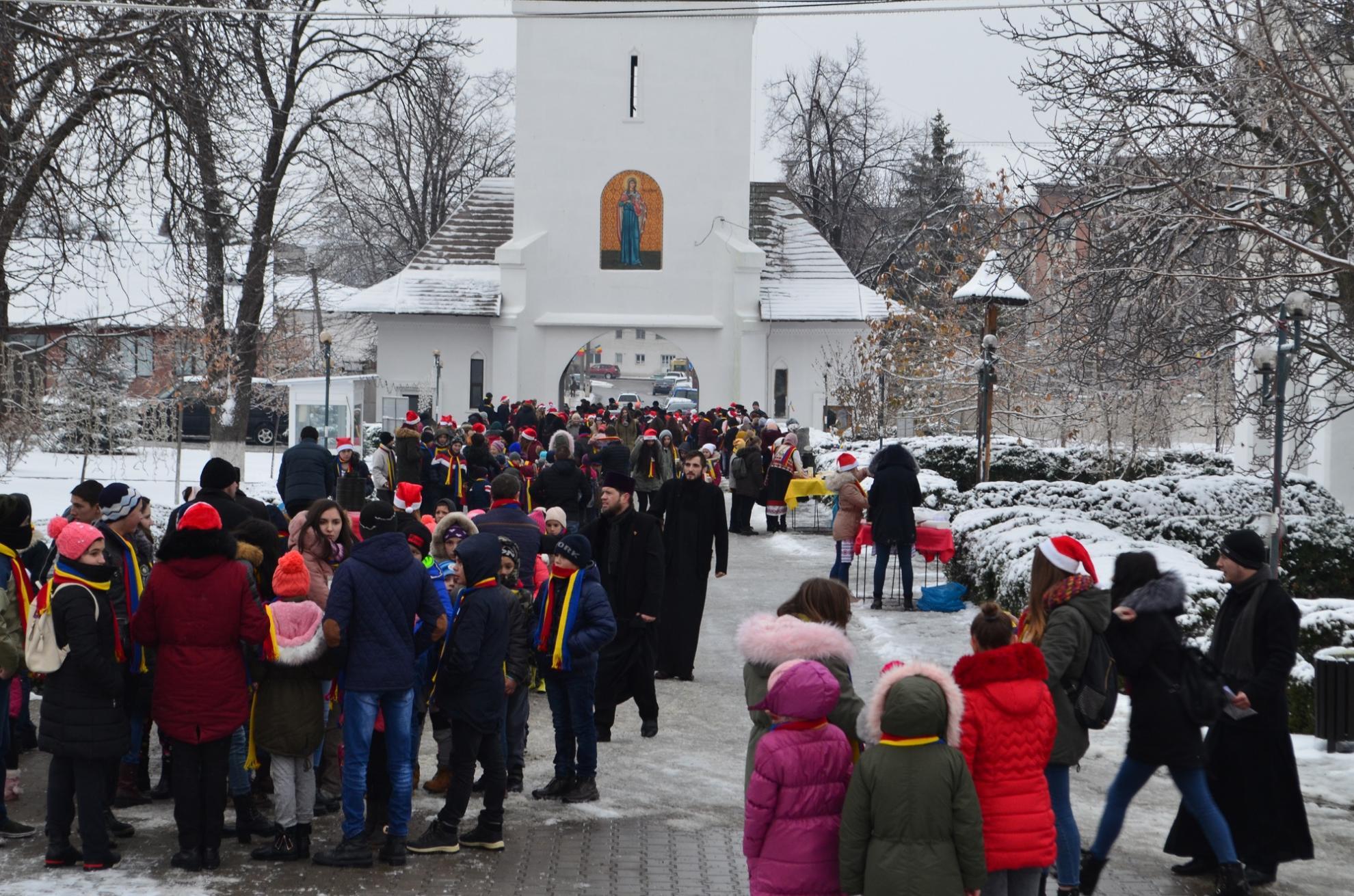 Peste 1400 de copii au primit daruri din partea Episcopiei Hușilor