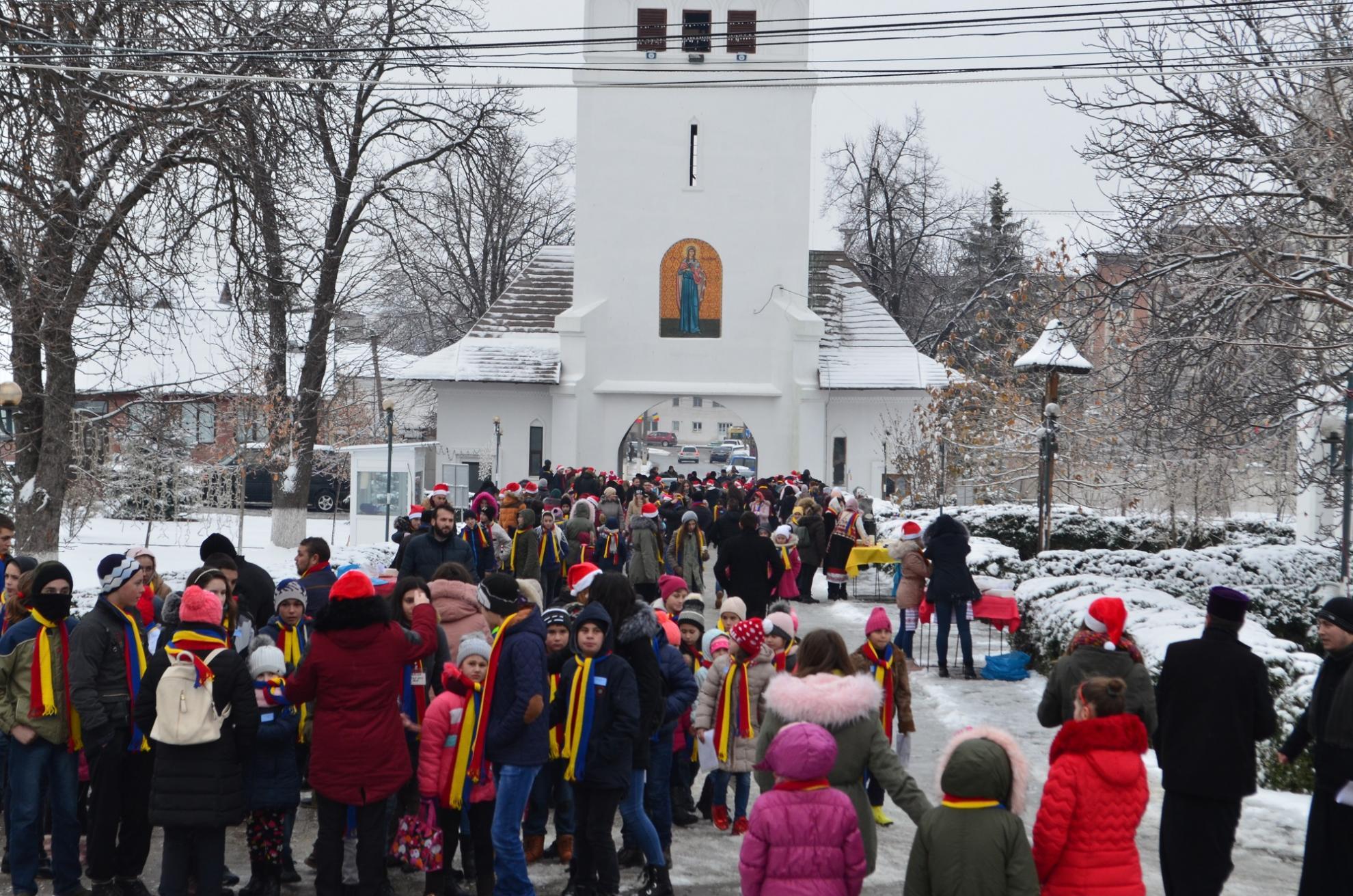 Peste 1400 de copii au primit daruri din partea Episcopiei Hușilor