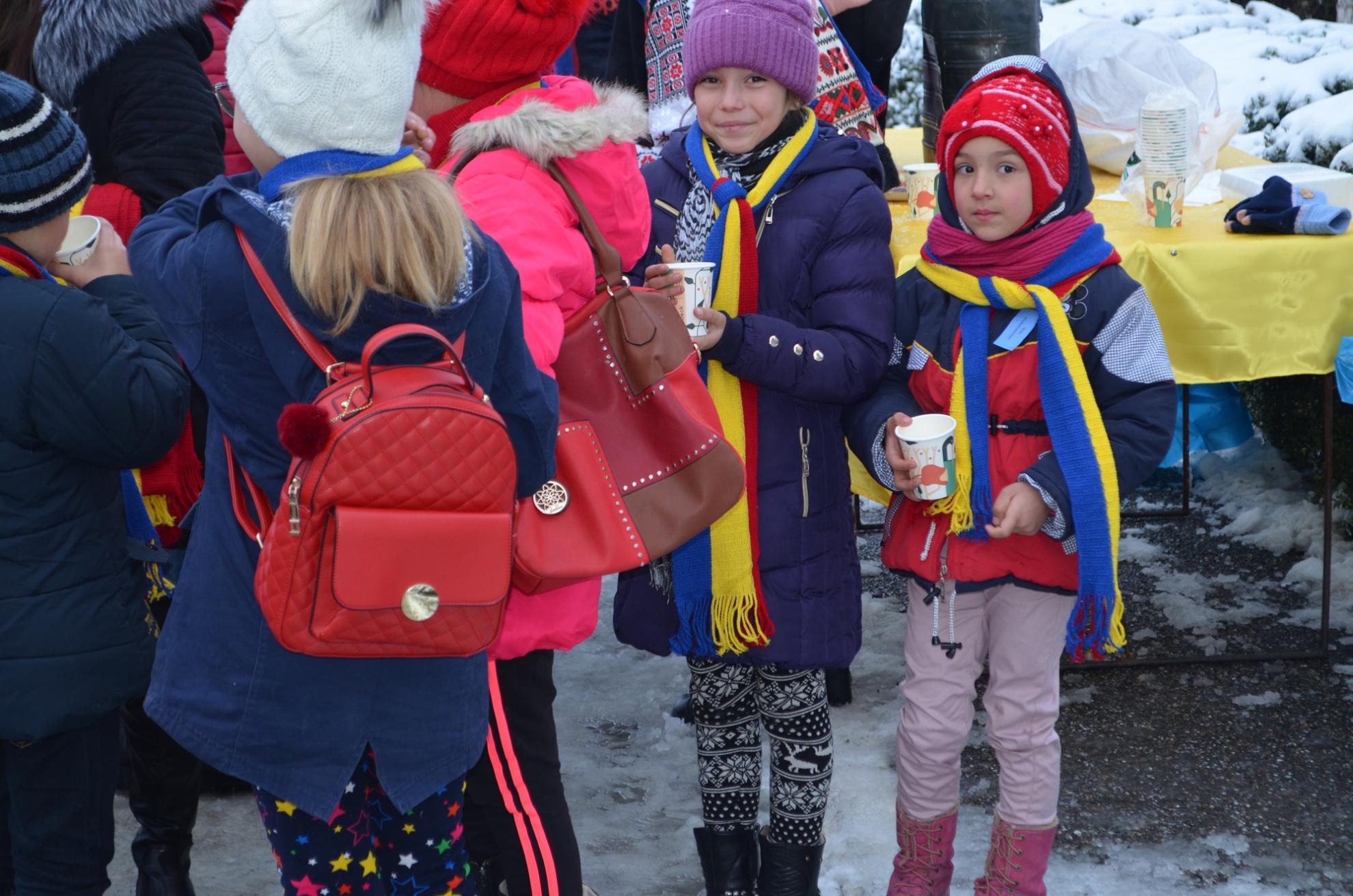 Peste 1400 de copii au primit daruri din partea Episcopiei Hușilor