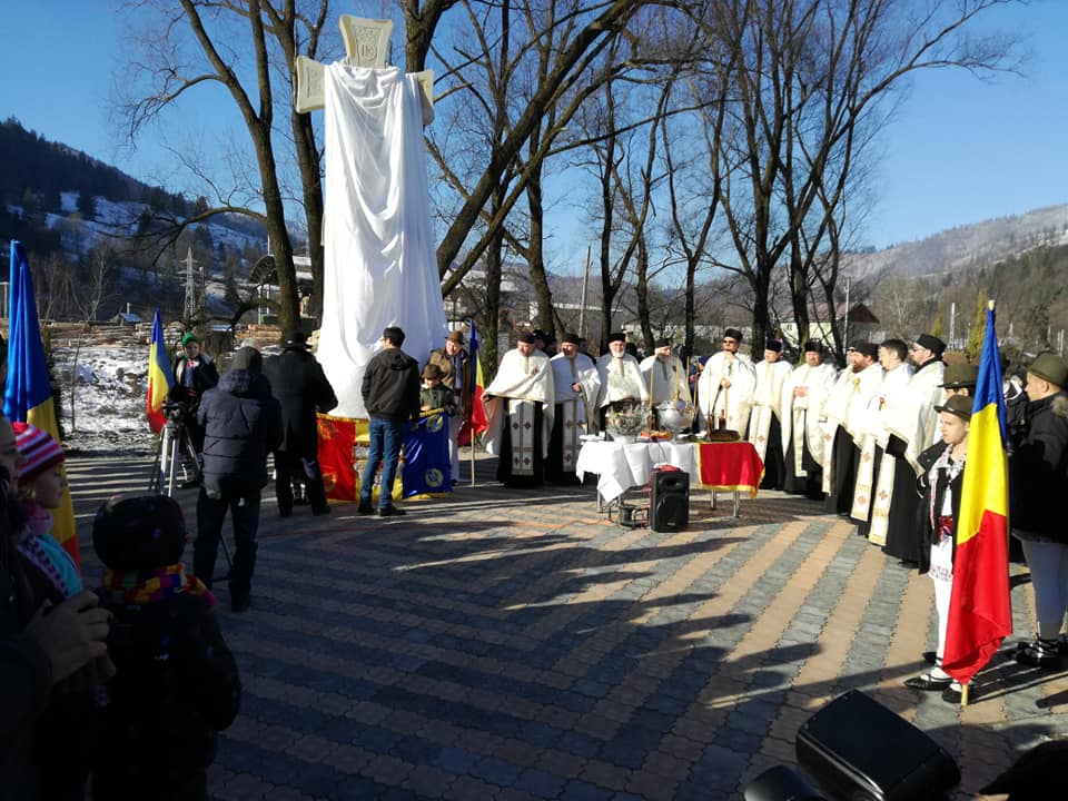 Slujbă de sfințire a monumentului de la Tarcău dedicat Reginei Maria Slujbă de sfințire a monumentului de la Tarcău dedicat Reginei Maria