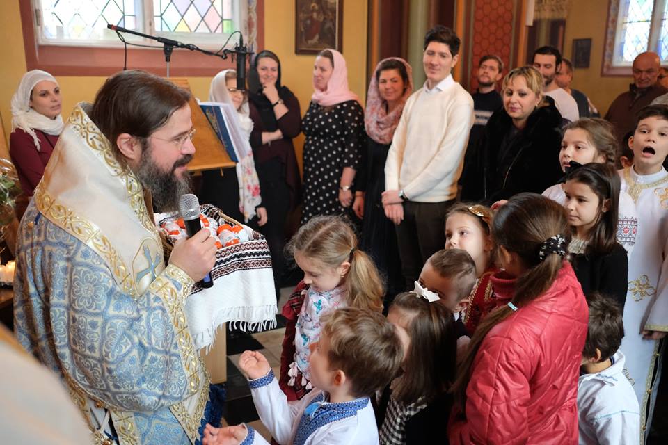 PS Macarie: „Toată jalea și tot chinul acestor vremuri sunt biruite de smerita naștere, în ieslea dobitoacelor, a Pruncului Iisus”