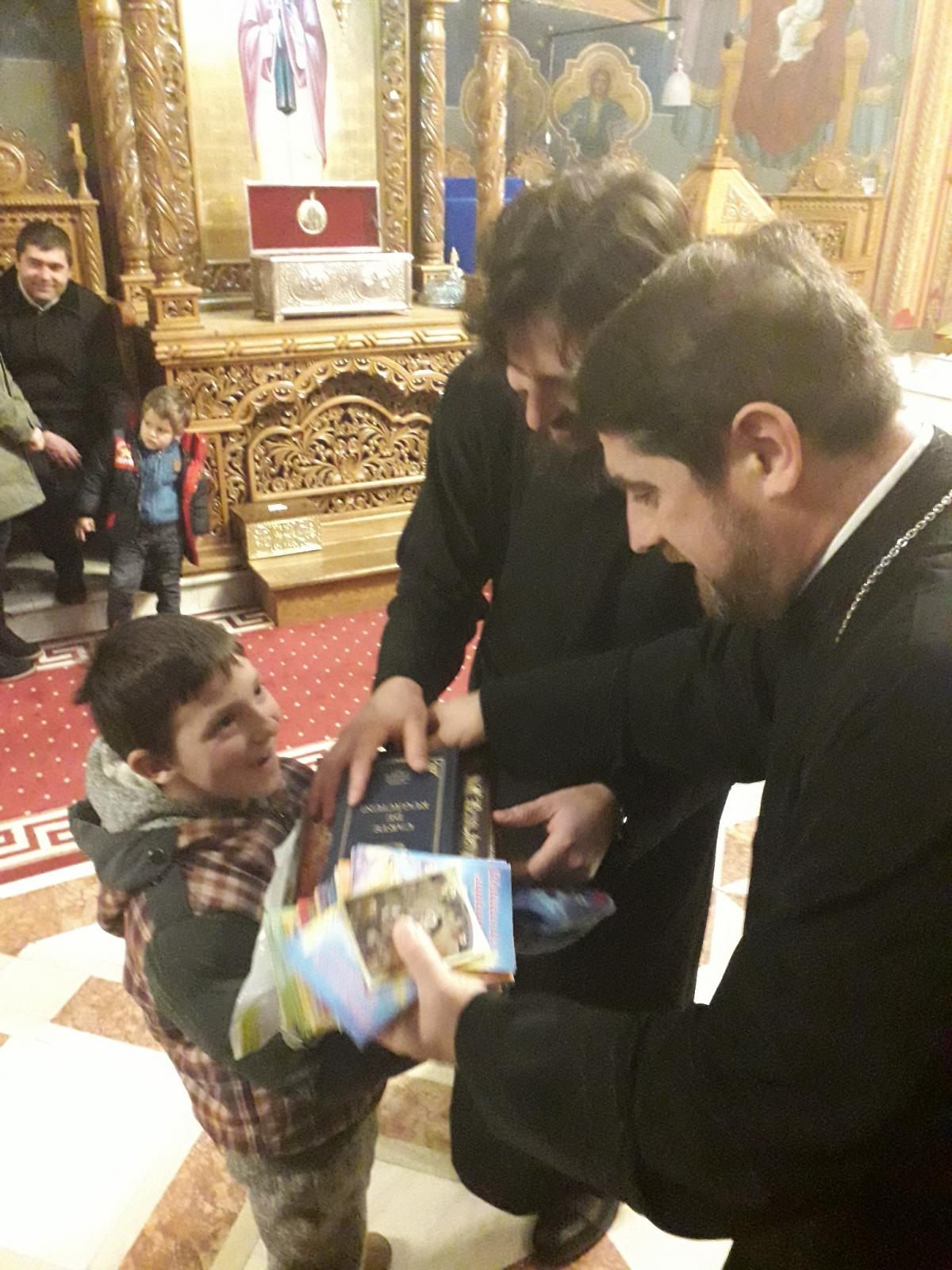 Daruri de Sfântul Nicolae pentru 100 de copii, prin „Brațele Părintești”