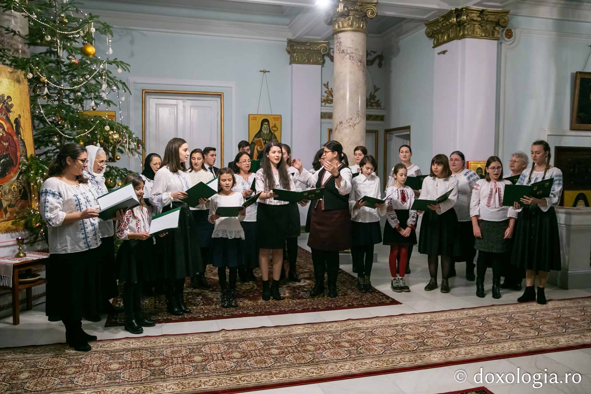 Colindători la Reședința Mitropolitană 2018 – Parohia „Sfânta Mahramă” Iaşi Colindători la Reședința Mitropolitană 2018 – Parohia „Sfânta Mahramă” Iaşi