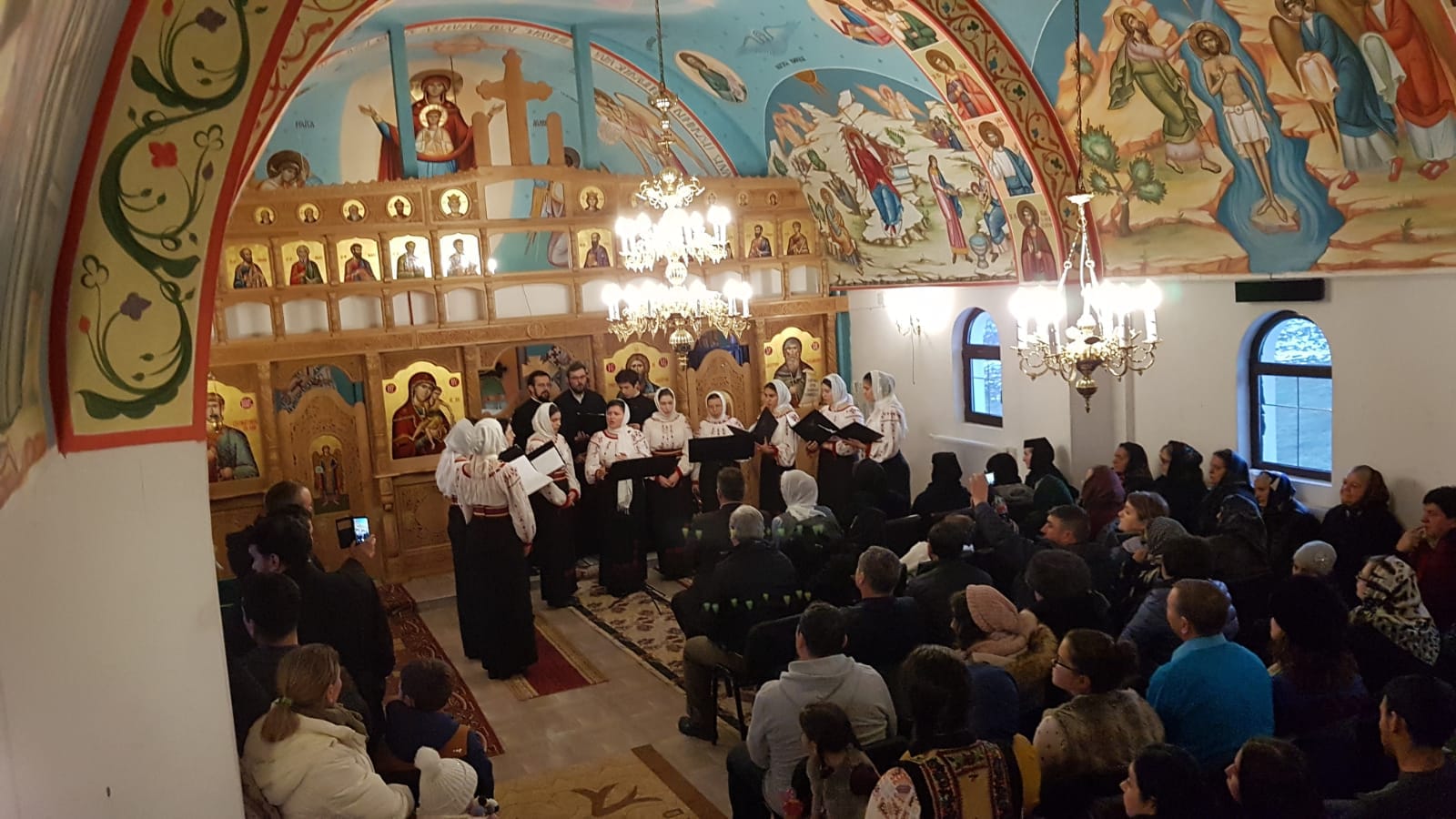 Vestea Naşterii Domnului, adusă de colindători