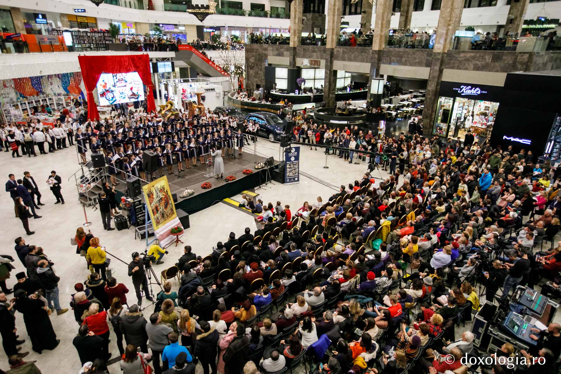 (Foto) Concertul de colinde al Mitropoliei Moldovei și Bucovinei „Colinde la Centenar” - 2018