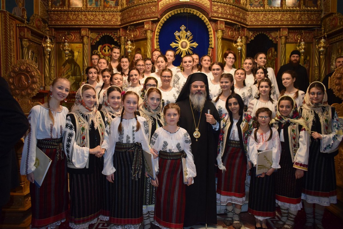 Corala „Fantasia” a concertat la Catedrala Episcopală din Huşi