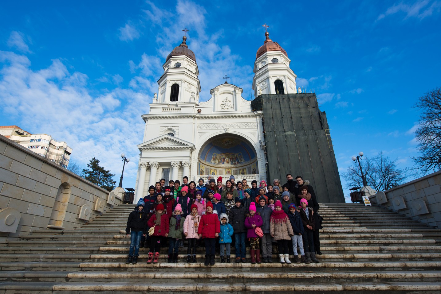 Copiii din Runcu au primit daruri de Sfântul Nicolae în cadrul Proiectului „Cutia cu papucei pentru Ei”: „A fost o zi pe care nu o vom uita niciodată”