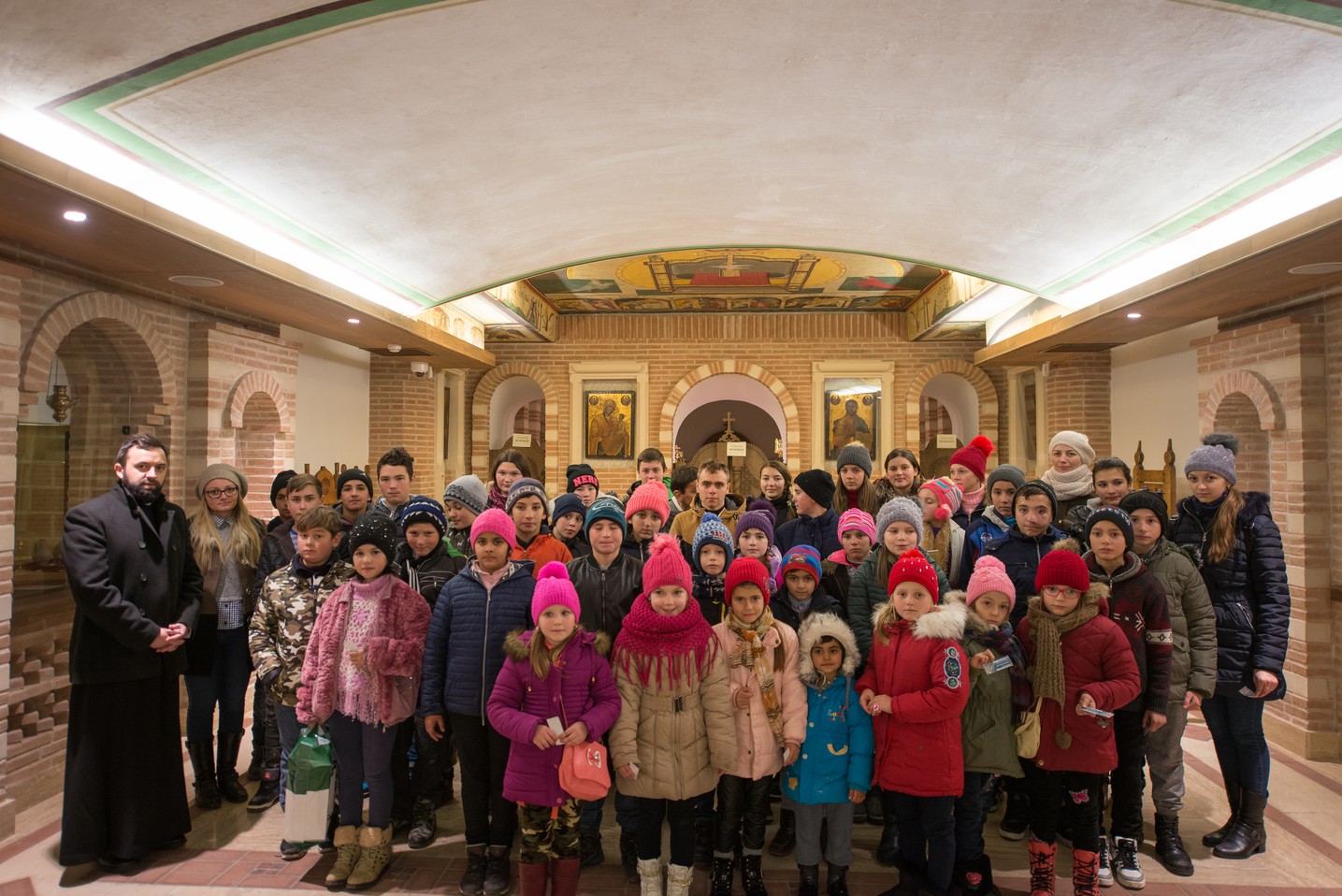 Copiii din Runcu au primit daruri de Sfântul Nicolae în cadrul Proiectului „Cutia cu papucei pentru Ei”: „A fost o zi pe care nu o vom uita niciodată”