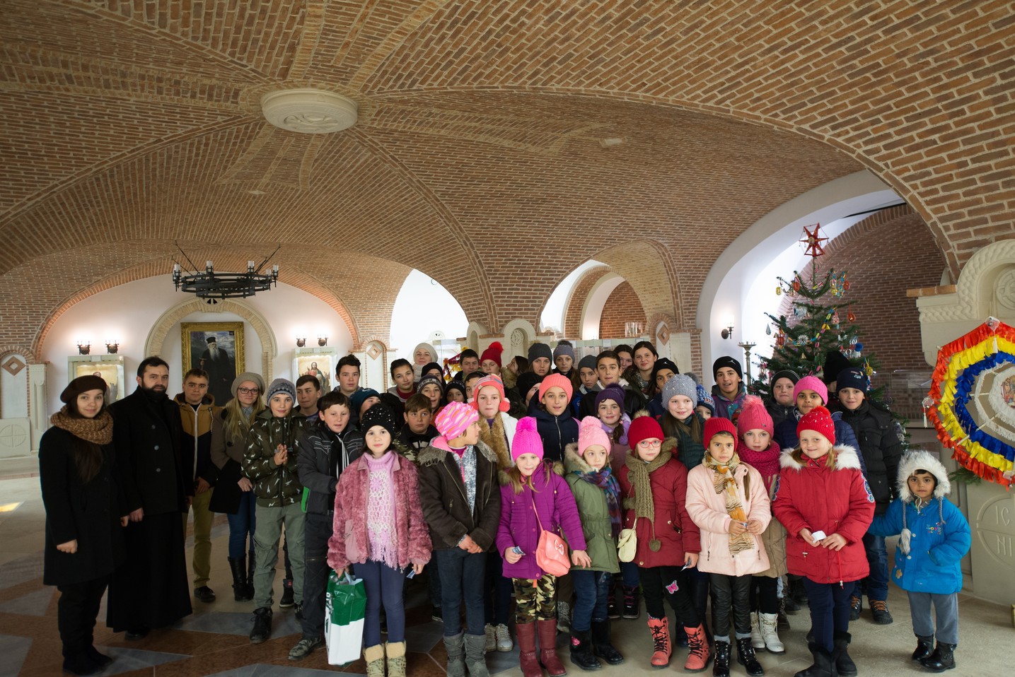 Copiii din Runcu au primit daruri de Sfântul Nicolae în cadrul Proiectului „Cutia cu papucei pentru Ei”: „A fost o zi pe care nu o vom uita niciodată”