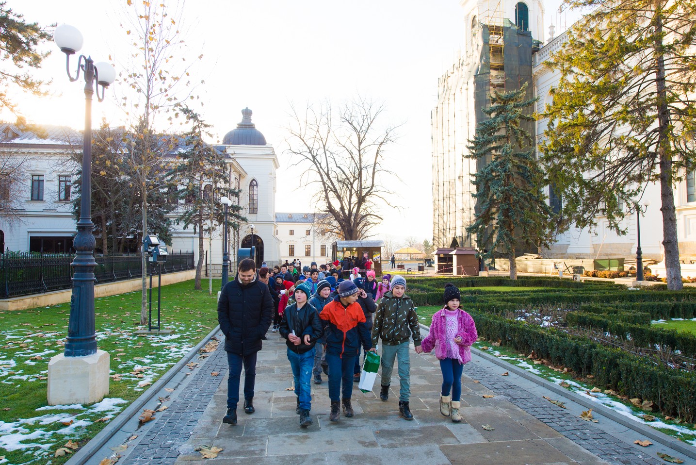 Copiii din Runcu au primit daruri de Sfântul Nicolae în cadrul Proiectului „Cutia cu papucei pentru Ei”: „A fost o zi pe care nu o vom uita niciodată”