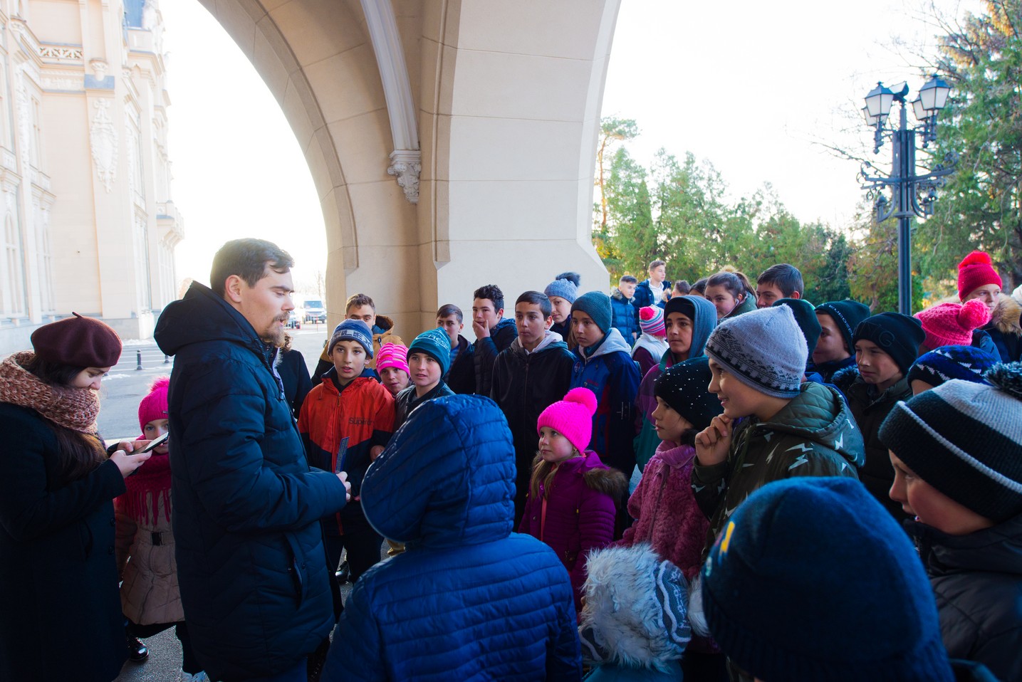 Copiii din Runcu au primit daruri de Sfântul Nicolae în cadrul Proiectului „Cutia cu papucei pentru Ei”: „A fost o zi pe care nu o vom uita niciodată”