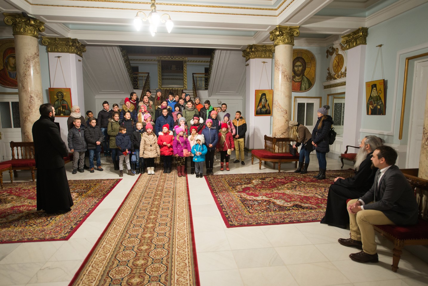 Copiii din Runcu au primit daruri de Sfântul Nicolae în cadrul Proiectului „Cutia cu papucei pentru Ei”: „A fost o zi pe care nu o vom uita niciodată”