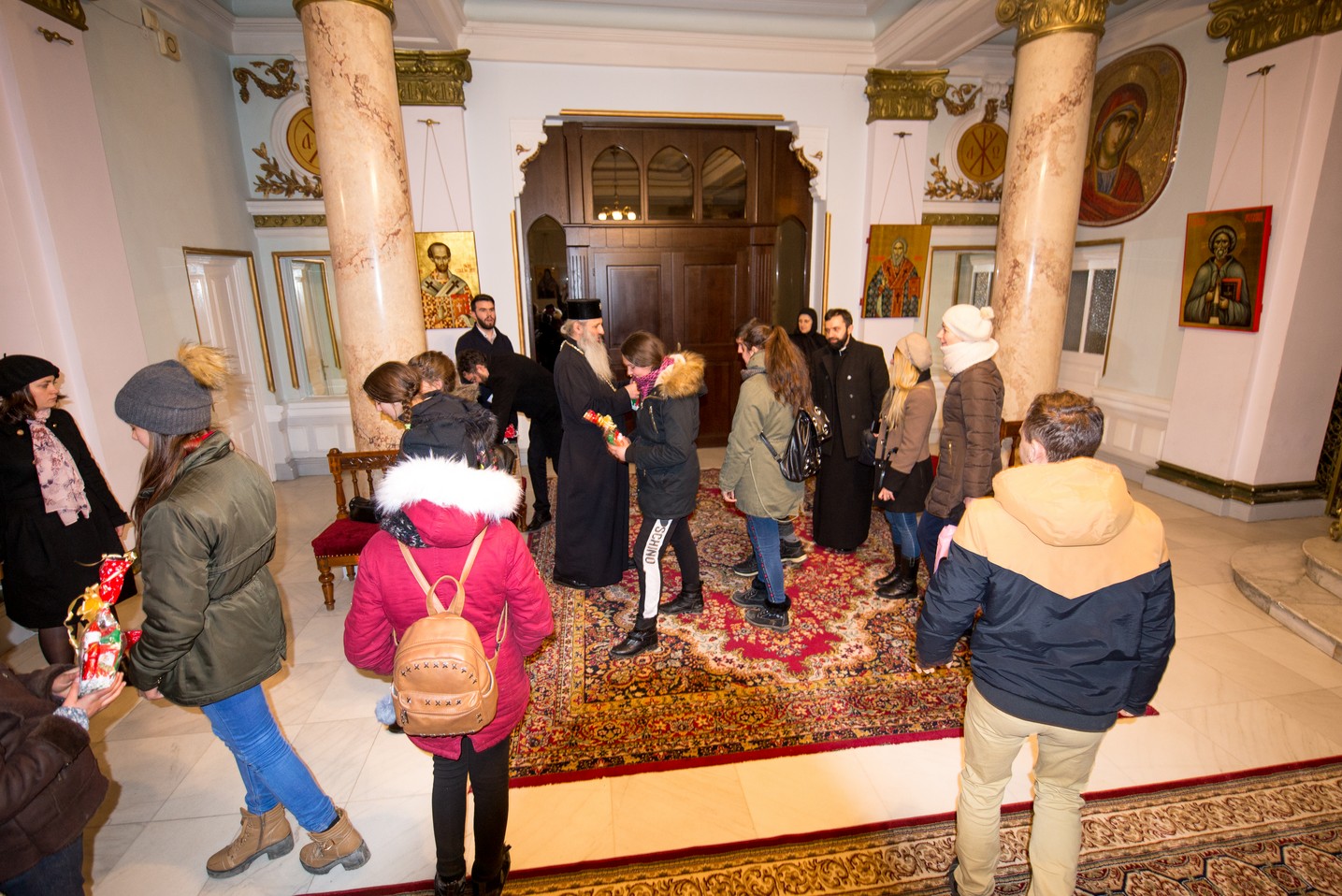 Copiii din Runcu au primit daruri de Sfântul Nicolae în cadrul Proiectului „Cutia cu papucei pentru Ei”: „A fost o zi pe care nu o vom uita niciodată”