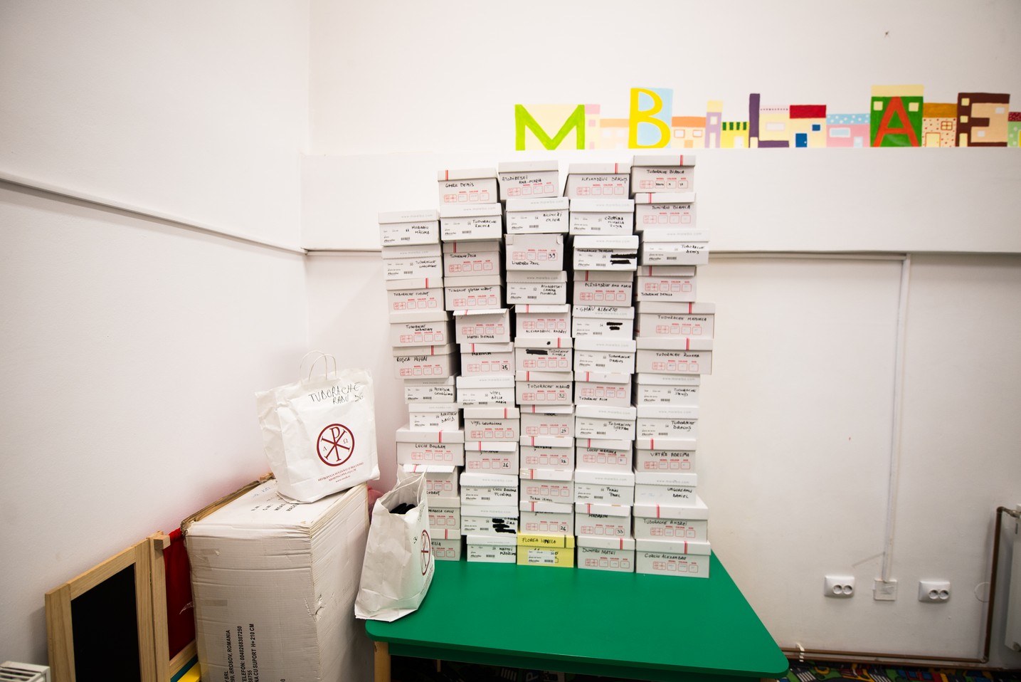 Copiii din Runcu au primit daruri de Sfântul Nicolae în cadrul Proiectului „Cutia cu papucei pentru Ei”: „A fost o zi pe care nu o vom uita niciodată”