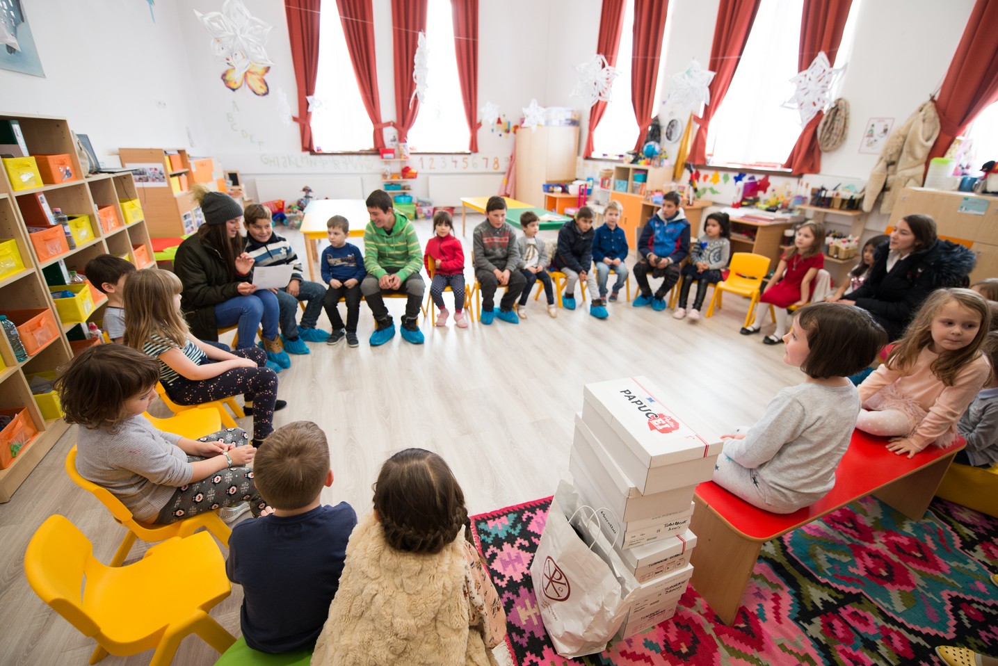 Copiii din Runcu au primit daruri de Sfântul Nicolae în cadrul Proiectului „Cutia cu papucei pentru Ei”: „A fost o zi pe care nu o vom uita niciodată”