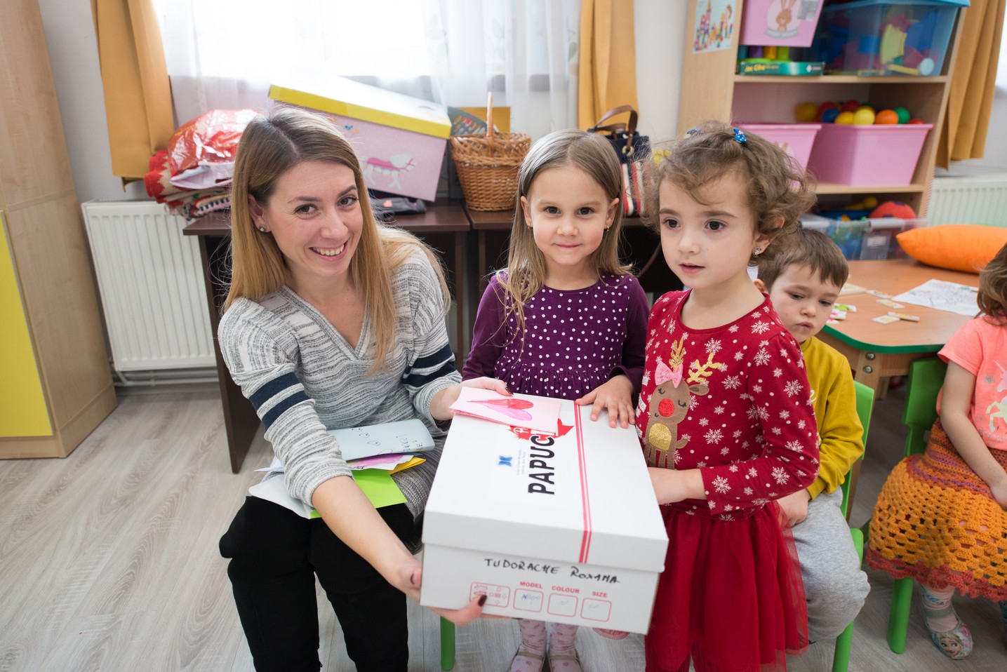 Copiii din Runcu au primit daruri de Sfântul Nicolae în cadrul Proiectului „Cutia cu papucei pentru Ei”: „A fost o zi pe care nu o vom uita niciodată”