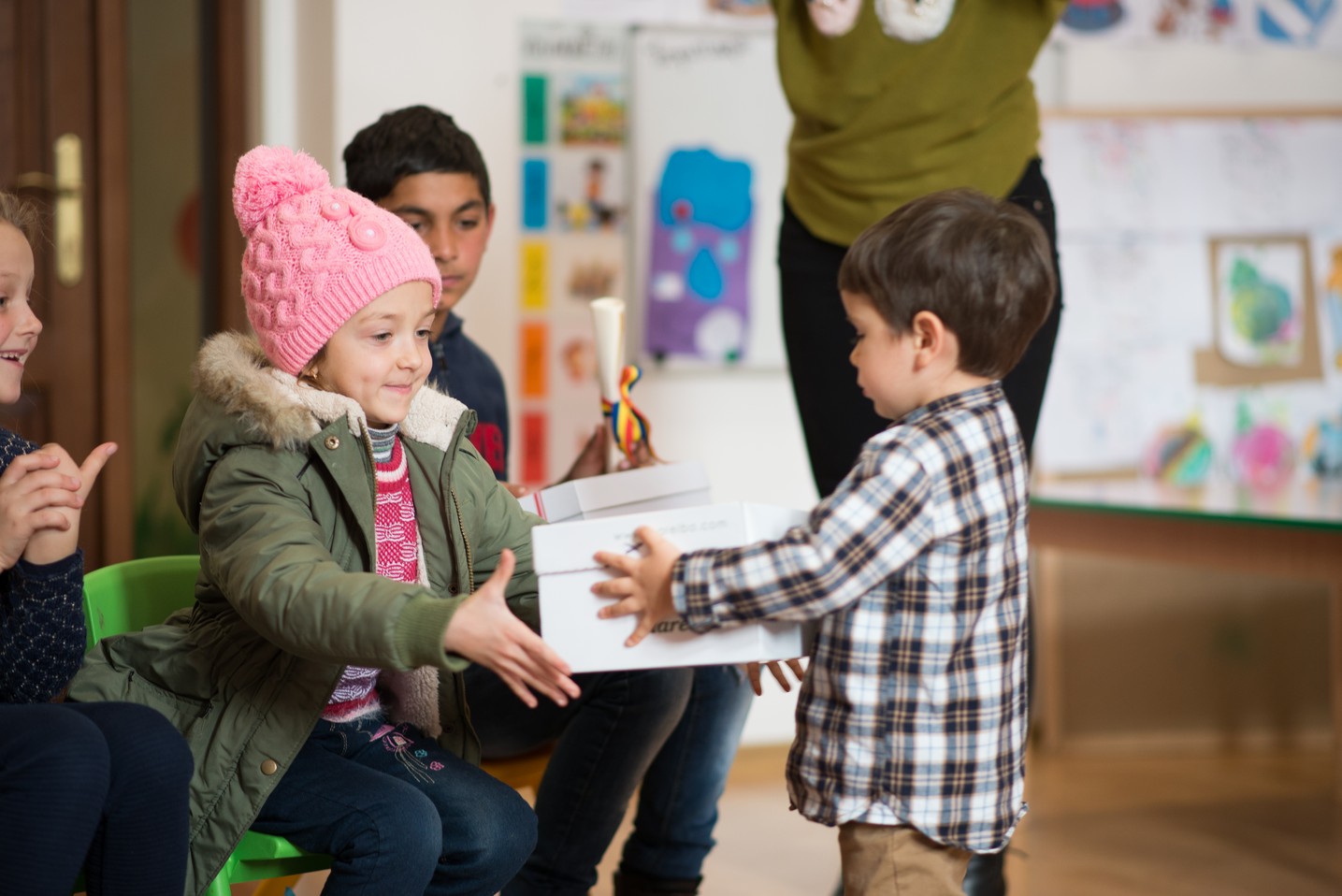 Copiii din Runcu au primit daruri de Sfântul Nicolae în cadrul Proiectului „Cutia cu papucei pentru Ei”: „A fost o zi pe care nu o vom uita niciodată”