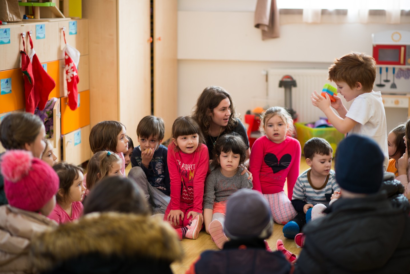 Copiii din Runcu au primit daruri de Sfântul Nicolae în cadrul Proiectului „Cutia cu papucei pentru Ei”: „A fost o zi pe care nu o vom uita niciodată”