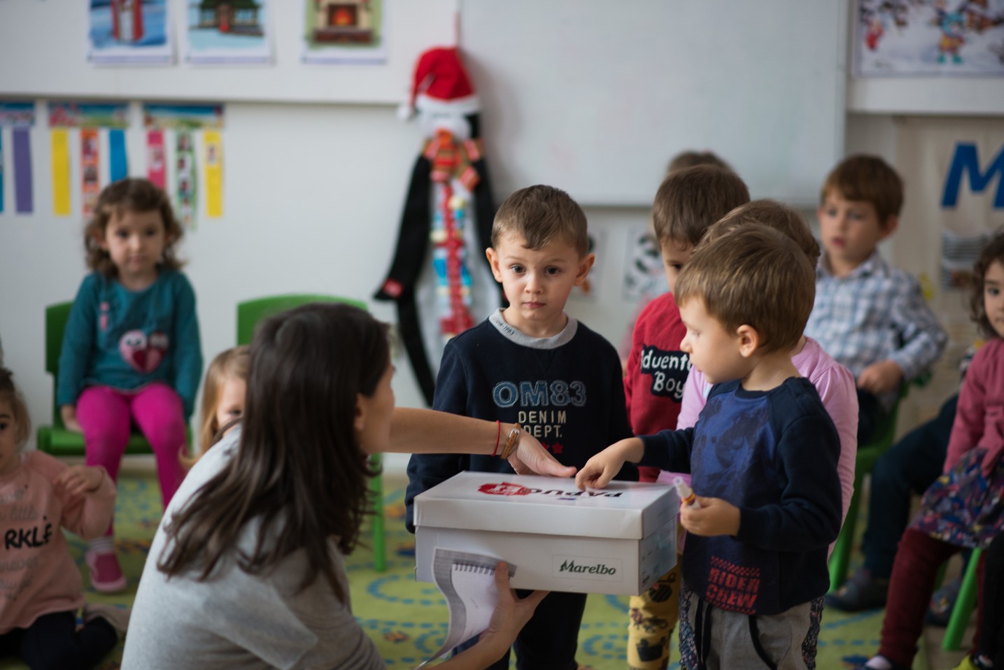 Copiii din Runcu au primit daruri de Sfântul Nicolae în cadrul Proiectului „Cutia cu papucei pentru Ei”: „A fost o zi pe care nu o vom uita niciodată”