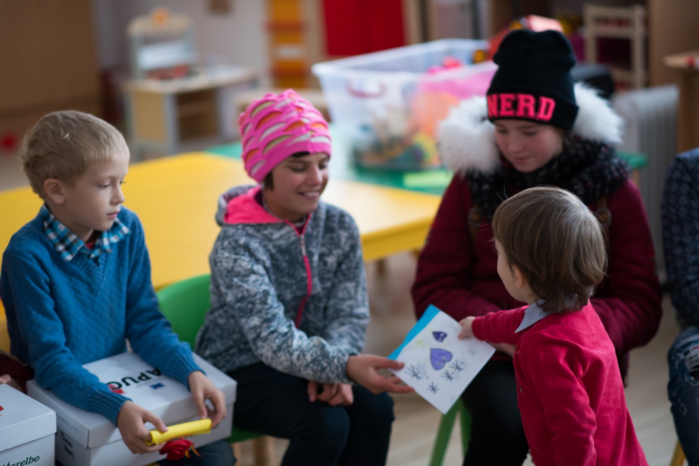 Copiii din Runcu au primit daruri de Sfântul Nicolae în cadrul Proiectului „Cutia cu papucei pentru Ei”: „A fost o zi pe care nu o vom uita niciodată”