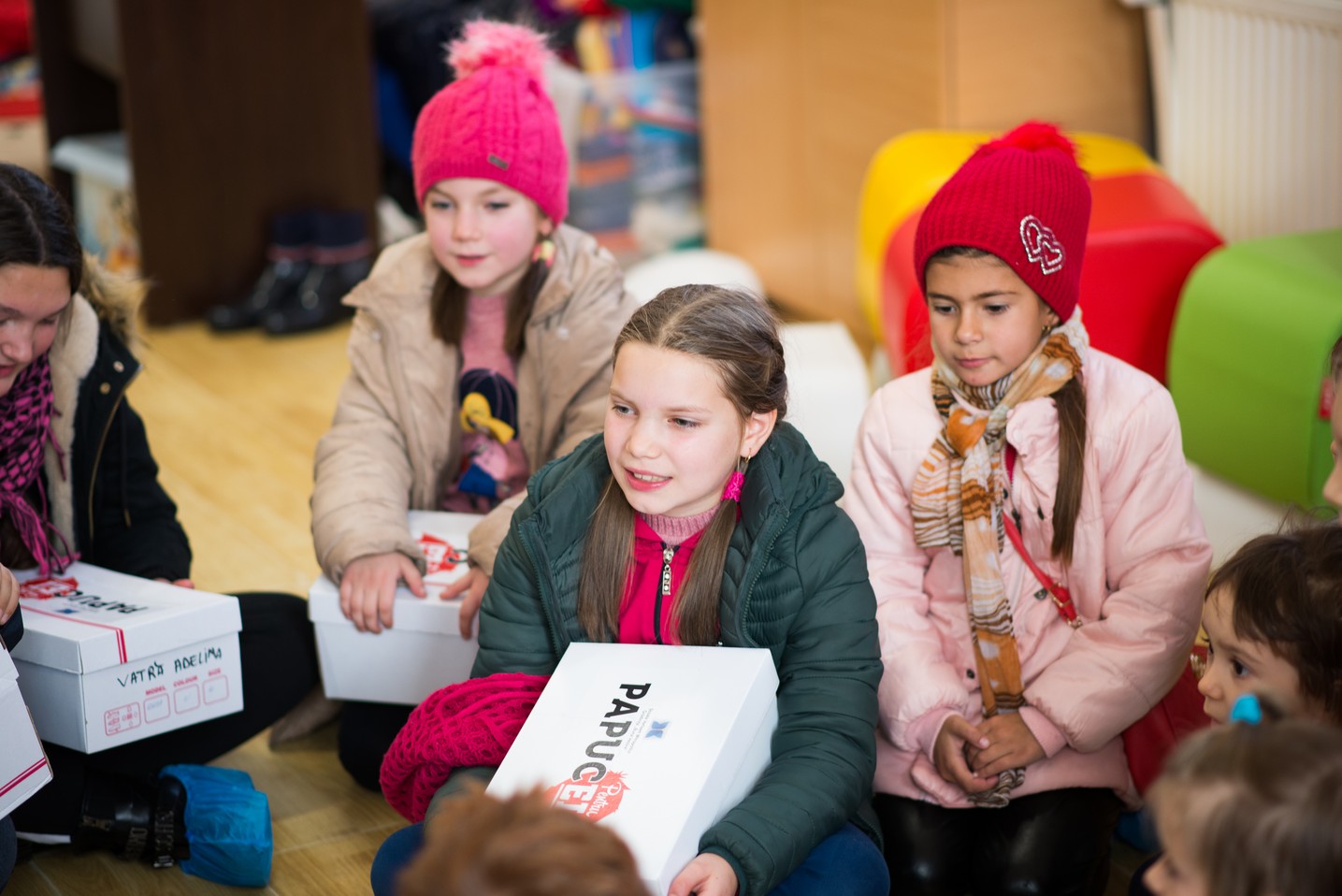 Copiii din Runcu au primit daruri de Sfântul Nicolae în cadrul Proiectului „Cutia cu papucei pentru Ei”: „A fost o zi pe care nu o vom uita niciodată”