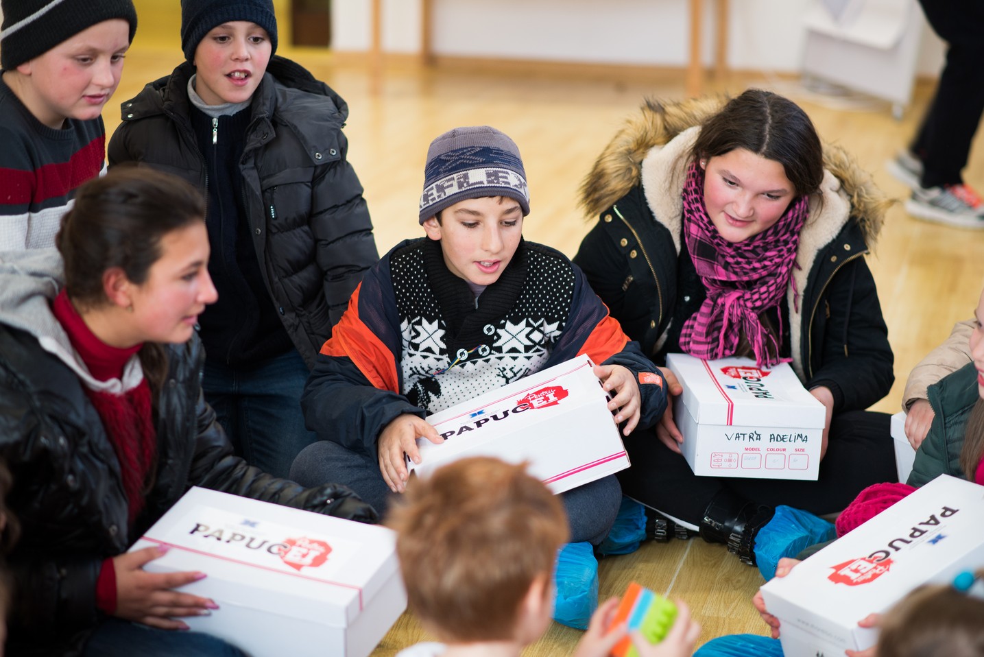 Copiii din Runcu au primit daruri de Sfântul Nicolae în cadrul Proiectului „Cutia cu papucei pentru Ei”: „A fost o zi pe care nu o vom uita niciodată”