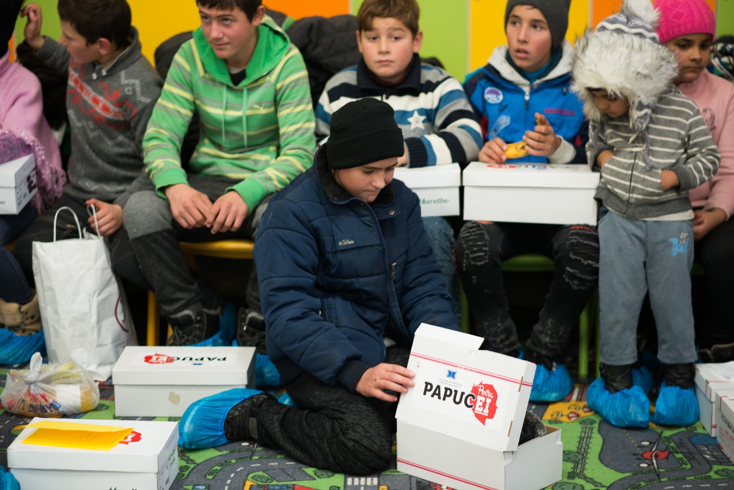 Copiii din Runcu au primit daruri de Sfântul Nicolae în cadrul Proiectului „Cutia cu papucei pentru Ei”: „A fost o zi pe care nu o vom uita niciodată”