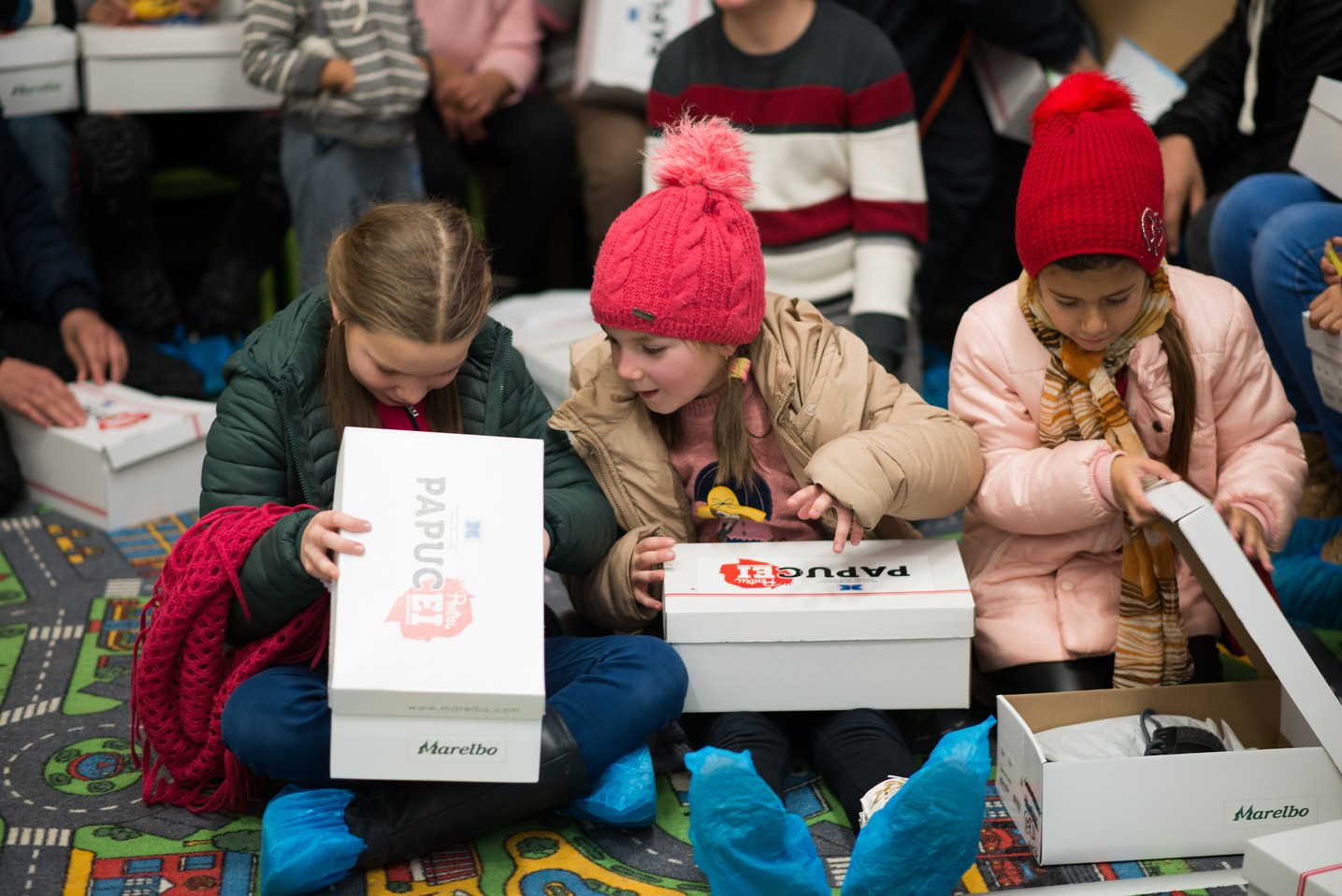 Copiii din Runcu au primit daruri de Sfântul Nicolae în cadrul Proiectului „Cutia cu papucei pentru Ei”: „A fost o zi pe care nu o vom uita niciodată”