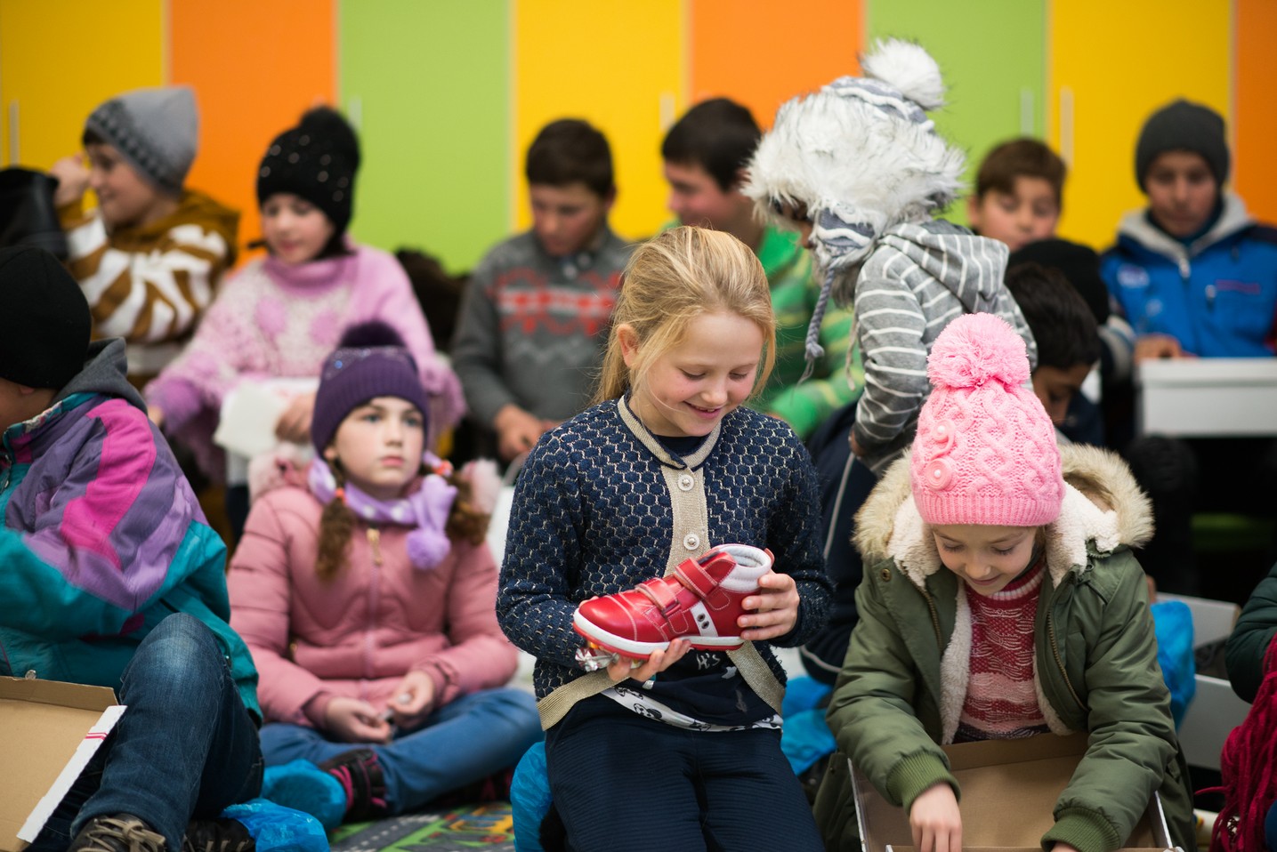 Copiii din Runcu au primit daruri de Sfântul Nicolae în cadrul Proiectului „Cutia cu papucei pentru Ei”: „A fost o zi pe care nu o vom uita niciodată”