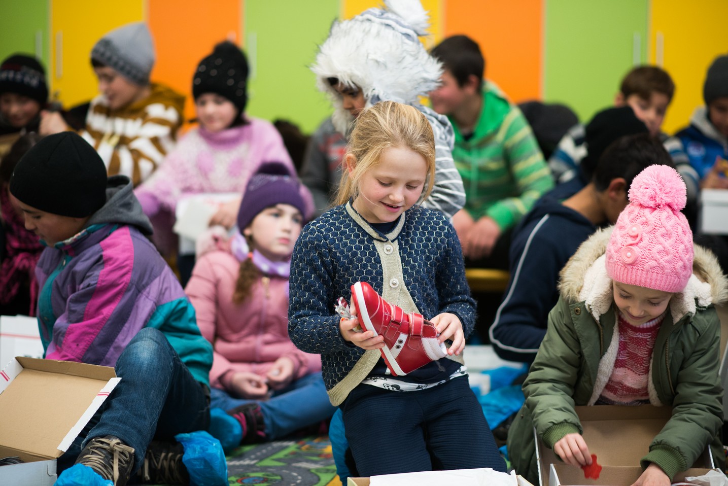 Copiii din Runcu au primit daruri de Sfântul Nicolae în cadrul Proiectului „Cutia cu papucei pentru Ei”: „A fost o zi pe care nu o vom uita niciodată”