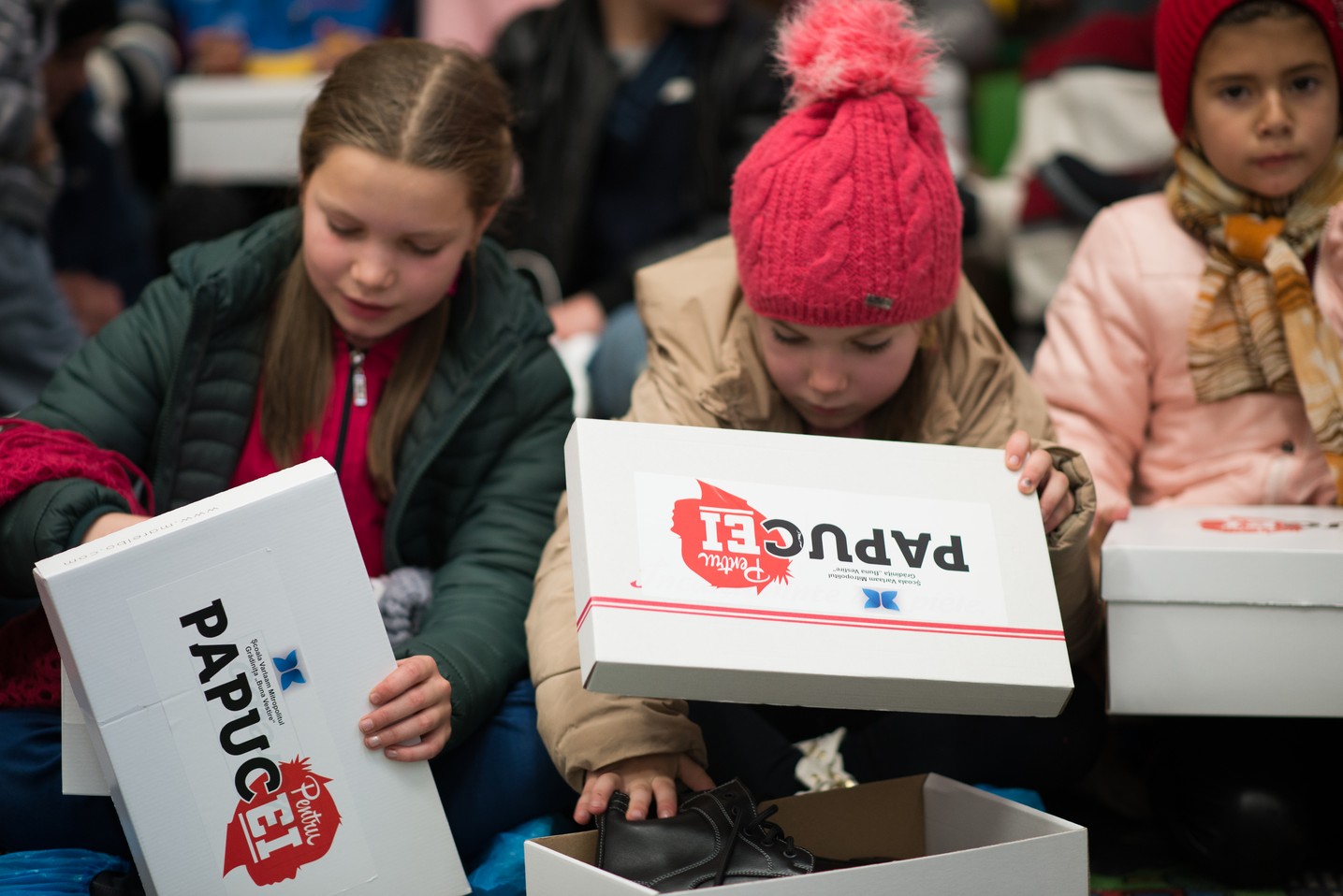 Copiii din Runcu au primit daruri de Sfântul Nicolae în cadrul Proiectului „Cutia cu papucei pentru Ei”: „A fost o zi pe care nu o vom uita niciodată”