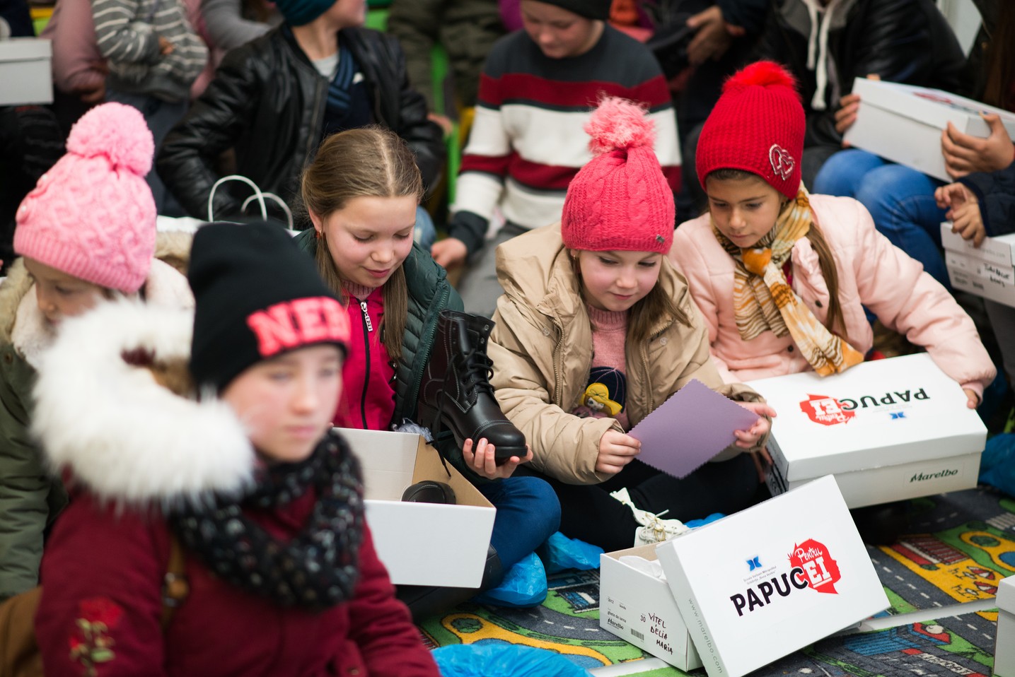 Copiii din Runcu au primit daruri de Sfântul Nicolae în cadrul Proiectului „Cutia cu papucei pentru Ei”: „A fost o zi pe care nu o vom uita niciodată”