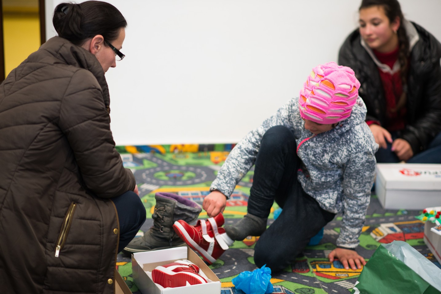 Copiii din Runcu au primit daruri de Sfântul Nicolae în cadrul Proiectului „Cutia cu papucei pentru Ei”: „A fost o zi pe care nu o vom uita niciodată”