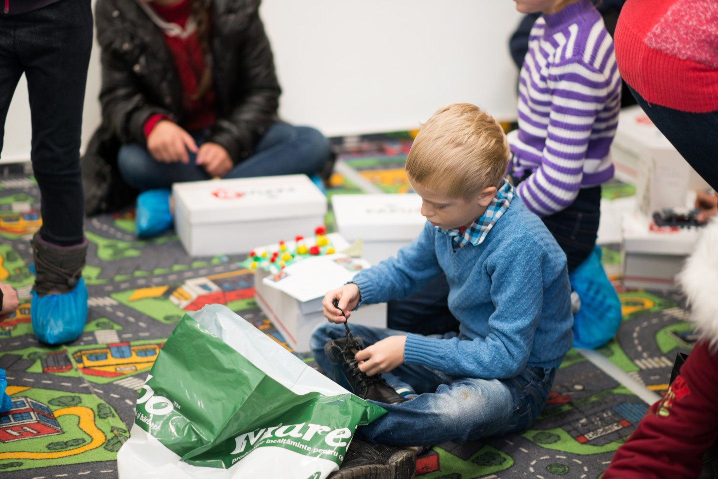 Copiii din Runcu au primit daruri de Sfântul Nicolae în cadrul Proiectului „Cutia cu papucei pentru Ei”: „A fost o zi pe care nu o vom uita niciodată”