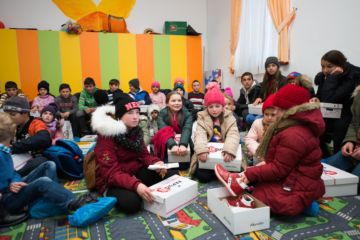 Copiii din Runcu au primit daruri de Sfântul Nicolae în cadrul Proiectului „Cutia cu papucei pentru Ei”: „A fost o zi pe care nu o vom uita niciodată”